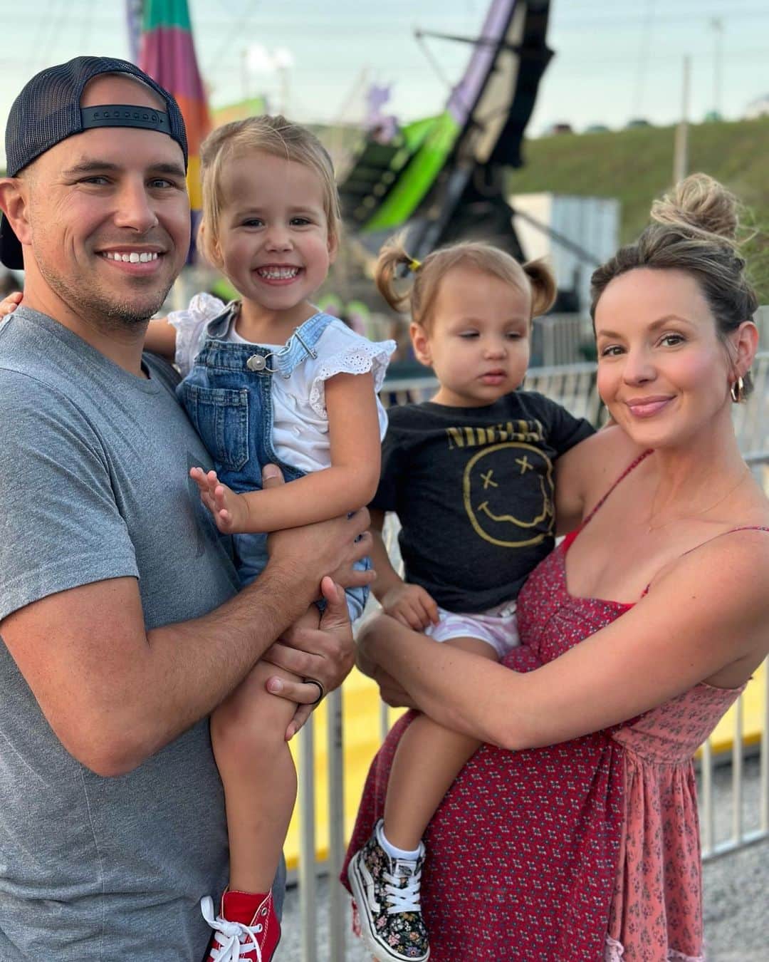 サマンサ・ドロークのインスタグラム：「It’s that time of the year!🎢  Fair fun with these kiddos at 36 weeks pregnant! 😬🫣🥰  #fairfun #36weekspregnant #fair #nashvilletn #nashvillemom」