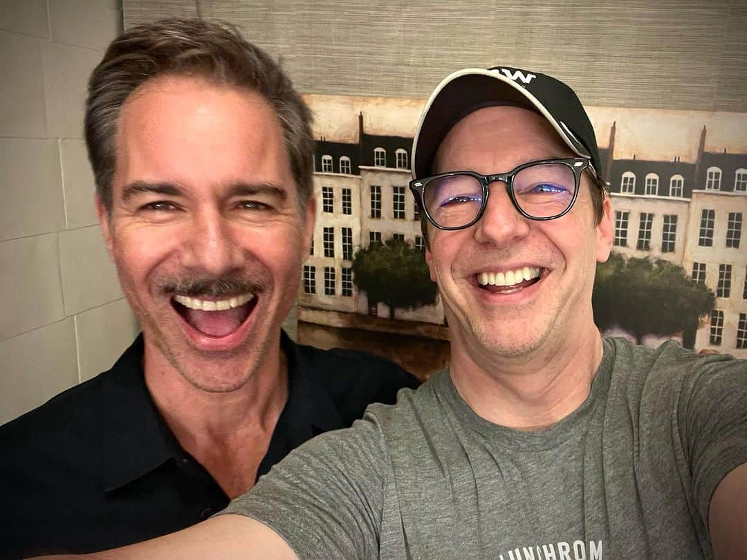 ショーン・ヘイズのインスタグラム：「My dear friend, Eric McCormack, came to “Good Night, Oscar” this past weekend. It’s so wild we both have Broadway shows just a block or so away from each other. 😱 I’ve said it before, but I’ll say it again - go see Eric in “The Cottage”. It was SO good and he is masterfully funny in it. 🤗 #GoodNightOscar #TheCottageBroadway #JustJackAndWill」