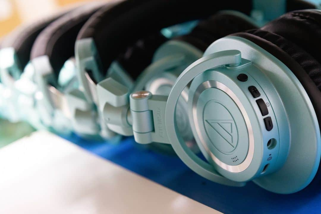 Audio-Technica USAのインスタグラム：「Trusted in both the studio and at home, the ATH-M50x headphones are an audio professional’s go-to headphone. Experience exceptional clarity, accurate bass response, and more with the ATH-M50x - available in our Limited-Edition color, Ice Blue. Upgrade at the link in our bio!⁠ .⁠ .⁠ .⁠ #AudioTechnica #WiredMicrophones #Podcasting #Recording #Microphone」