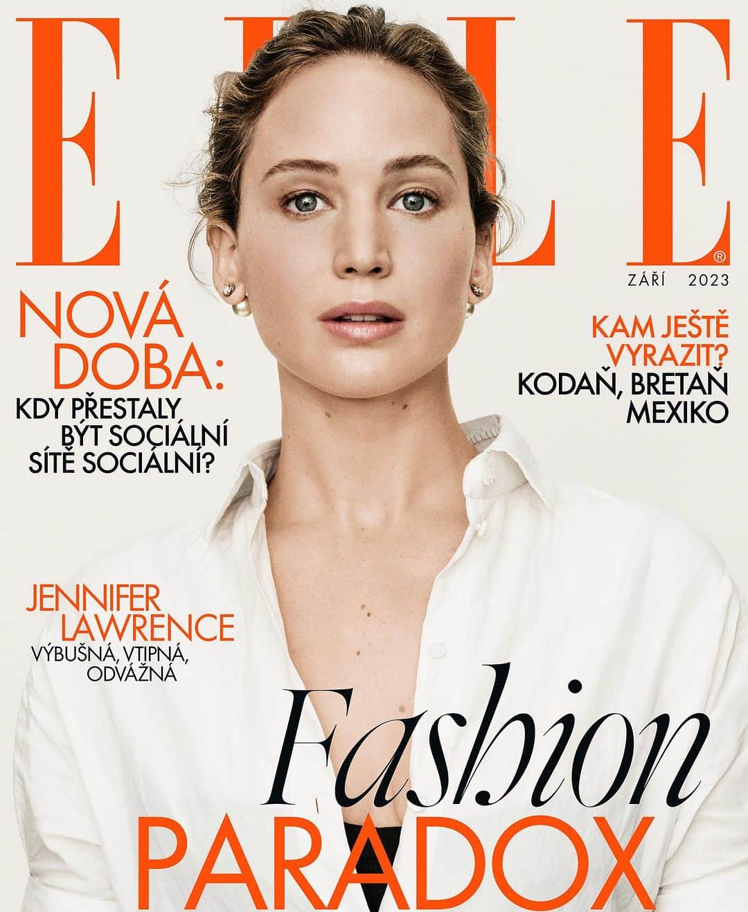 のインスタグラム：「#SeptemberIssue je tady & na obálce tentokrát září herečka Jennifer Lawrence!   & zde je 5 důvodů, proč si pořídit zářijovou ELLE o hledání životní rovnováhy:   1. Ve fashion story nafocené ve spolupráci s Museem Kampa, @museumkampa a unikátní výstavou Fashion paradox se seznámíte nejen s ikonickými kousky, které formovaly módu minulého století, ale i s novou fashion ředitelkou ELLE Márií Kohútik, @mariakohutik!   2. Poznáte blíž hollywoodskou megastar Jennifer Lawrence, herečku oceněnou Oscarem, producentku i ambasadorku Dioru, která otevírá novou životní kapitolu.  3. Přečtete si o soumraku sociálních médií, které podle Johany Bázlerové z @jsemvobraze už přestaly sloužit svému původnímu účelu. Je na čase zamést svou digitální stopu a přeskočit na další trendující síť!  4. Zjistíte, co je to microdosing a jaká je historie, současnost a hlavně budoucnost psychedelik u nás.  5. Nabídneme vám pět tipů na hydratační beauty zázraky od méně známých značek přírodní kosmetiky. Heslo: Made in Czech only!  Již ve středu na vašich novinových stáncích!  __  Herečka Jennifer Lawrence, má na sobě halenku, podprsenku a náušnice Dior Tribales, vše @dior.   Foto: Dan Jackson pro @dior  Make-up: Fulvia Farolfi  Vlasy: Shay Ashual  Manikúra: Lolly Koon  #ELLECzech #ELLE #NewIssue #OutNow #GetYourCopy #JenniferLawrence #Fashion #FashionParadox #Style #Inspiration #September #NewMonth」