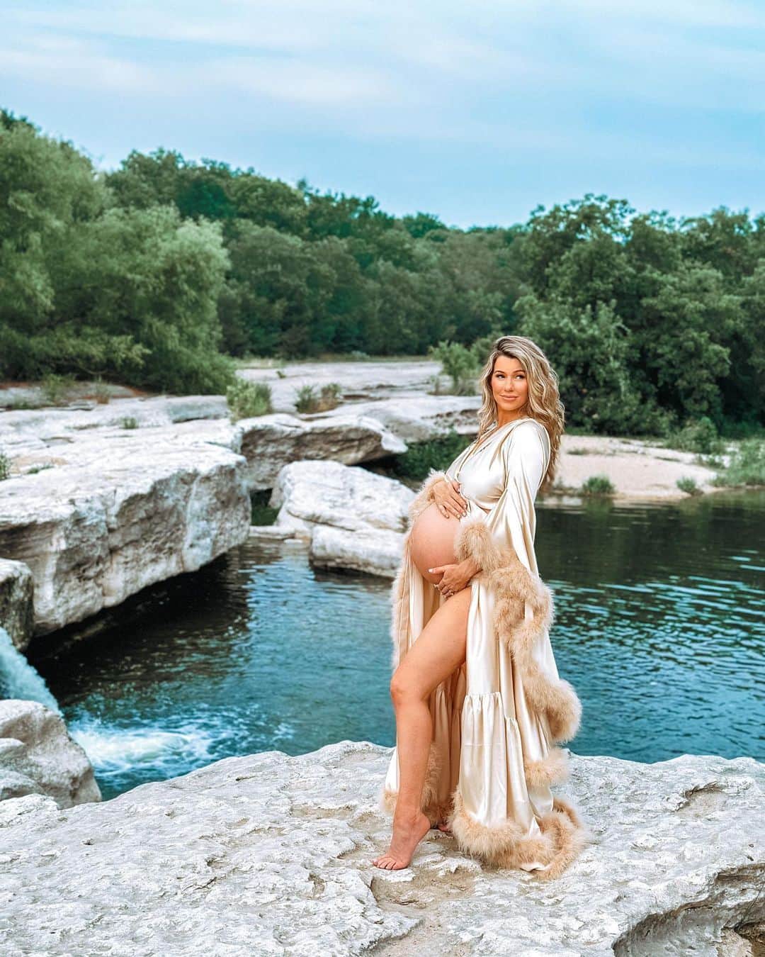 のインスタグラム：「Got my maternity pics back 🥹 a few of them are ones Luca took and are some of my favs!!  Which one is your fav?! 🥰 Going to pick a few to print and put up in the house   This shoot was so close to not happening. First date I had to reschedule because I was in a lot of pain (third trimester probs)… second date was cancelled due to rain… so third time was a charm!! Even if it was 95 degrees out at 7pm and we also forgot to bring a fan and any water… 🫠 not a good combo in the Texas heat while preggo  But I’m so happy we made it happen because now I can look back and say that was baby Jett in my tummy!! ❤️🥰 #maternity #pregnant #annavictoria  Hair and makeup by @kissbykatietx 💕 Will link the outfits on my stories shortly!!」