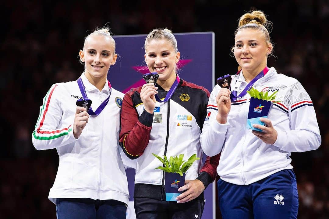 エリザベト・ザイツのインスタグラム：「…one year ago…  European Champion on uneven bars 🥇  #makeyourdreamscometrue #munich2022 #europeanchampionships #winner #gold #eliseitz #proud」
