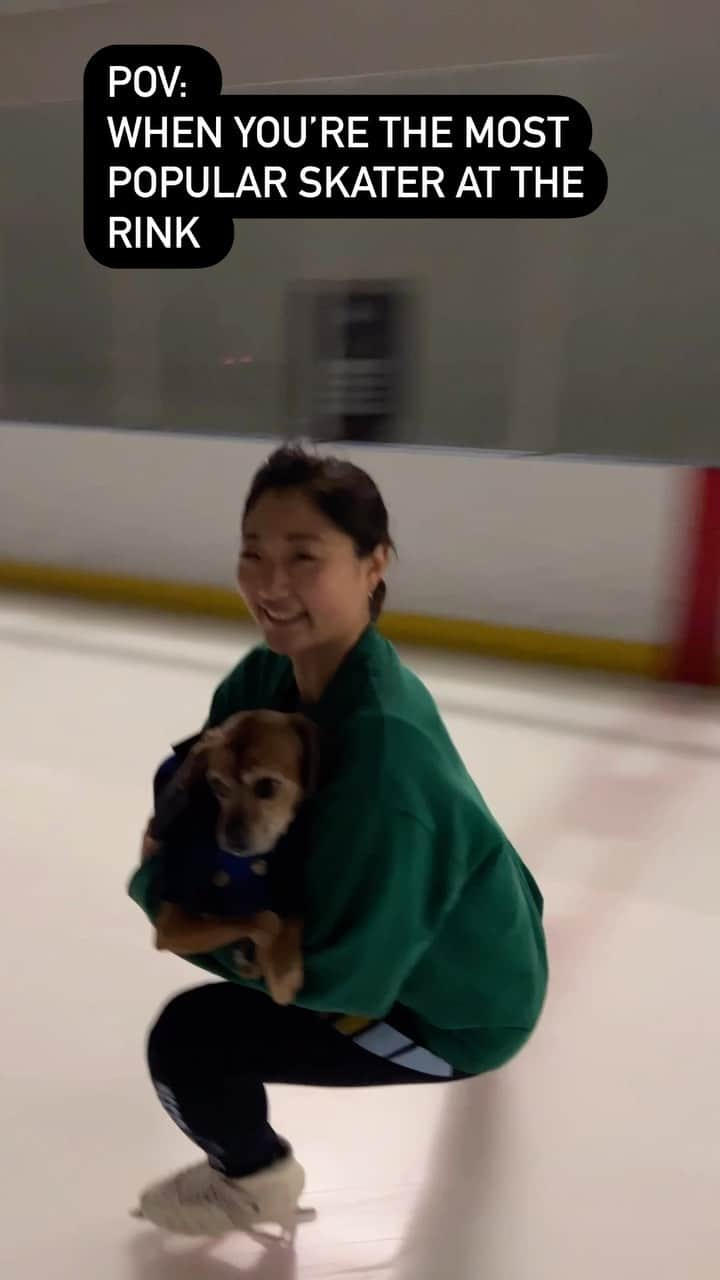 長洲未来のインスタグラム：「POV: being the most popular skater at the rink but you don’t know how to skate on your own. 🐶 @lincolnnagasu needs his own skates 😂 • • #figureskating #doglife #dogsdoingthings #dogsdoinghumanthings #skating #skatingthings #skaterlife #animallovers」