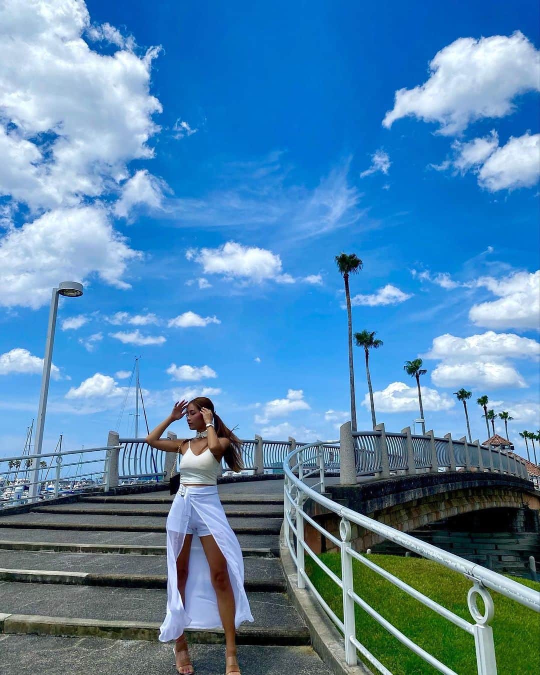 MARIKOのインスタグラム：「. . 眩しくて目開けられへんぐらい お天気よかった☀️ 空が綺麗すぎる✨ 皆さん台風気をつけてね🌬️ . . . . . . . . #マリーナシティホテル  #ロイヤルパインズホテル」