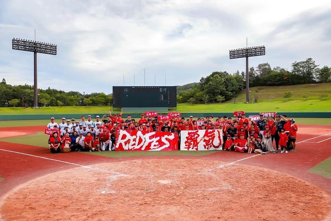 中田廉のインスタグラム：「REDFES!!!(@asford2023 ) 先ずは、横山さん(@h_y.18 ) 本当にお疲れ様です!! 来年以降も素晴らしいイベントを企画してください💪🏽  RED FESの運営側のみなさんもイベントを盛り上げるためにサポートしてくださり感謝致します。  イベントに来てくださった皆様本当にありがとうございました☺️  出演者の皆様にも楽しく接していただき嬉しかったです！  イベントを通して現役時代にお世話になった先輩に再びお会いできる機会、大好きな野球をさせてもらえた事、横に感謝です。 横、ありがとう😌  天気も快晴で雨も少し降ったんですが、快晴でのスポーツは最高です！  試合にもずっと出場したんですが、体も全然疲れていません。  *集合写真、誰よりも笑顔でガッツポーズしています！  筋トレ効果あります💪🏽☺️ #RED FES #三次  #広島 #イベント #野球 #CARP #感謝 #気象予報士試験勉強中  #筋肉」