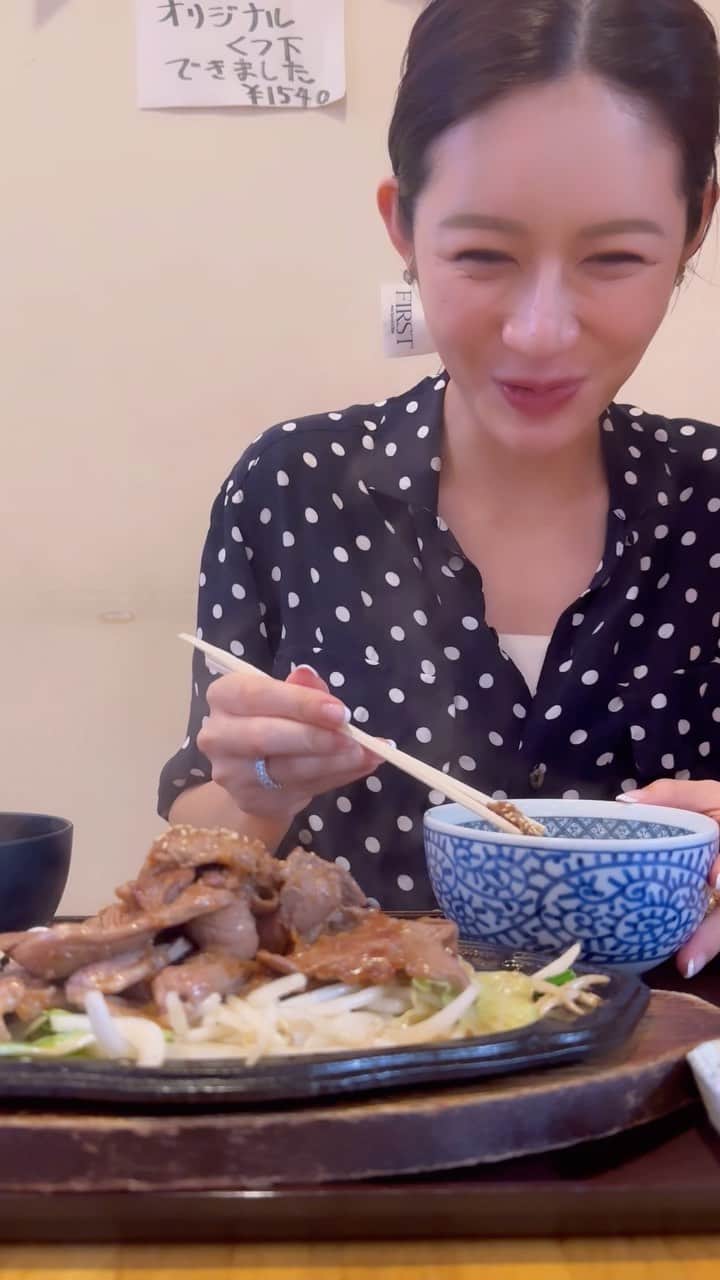 Reikaのインスタグラム：「Nomnomnom😚  仕事が終わった長い一日のあと 定食屋で無我夢中にジンギスカン食べる姿を隠し撮りされた動画  よく見ると口に入れる前にお腹好きすぎて😋ってしてるし😂 食べたら美味しすぎて鼻の穴膨らんでる😤w 髪の毛のシュシュのタグも出過ぎだしね  ストーリー載せられたら投稿残してほしいというリクエスト多かったので  #旦那に隠し撮りされてたの巻  #もぐもぐタイム」