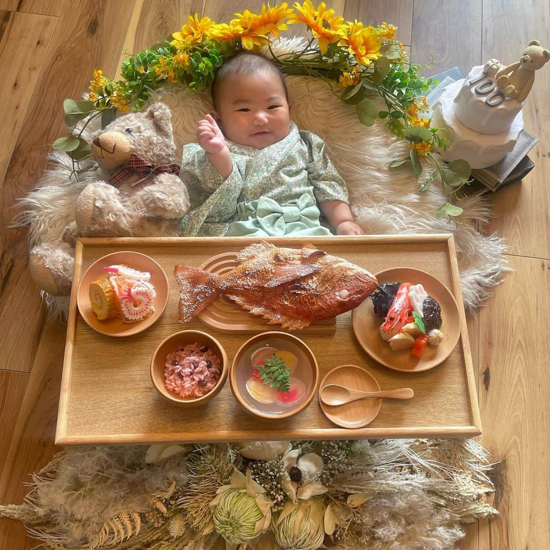 カナさんのインスタグラム写真 - (カナInstagram)「100日祝い🌼🫧 大人気の @flower_newborn さんの 撮影フォトセットのレンタルをしたよ🐰🩵  家で気軽に時間も気にせずに撮影できるのが最高！🫶🏻 衣装も背景も全てついてて セットもすごく簡単だった💐  大切な思い出を可愛く残せて嬉しい~🥹💞  紹介コード kana627 を記載いただいた方には プレゼントがあるみたいだよ✨ ぜひ🤍  #お食い初め #100日祝い #ニューボーンフォト #ニューボーンフォトレンタル #記念日フォト #新生児フォト #セルフニューボーンフォト #バースリース」8月15日 12時39分 - _kana627_