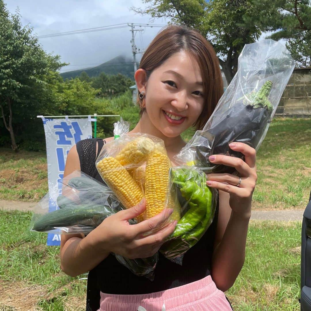 榮樹実のインスタグラム：「. 夫の実家、青森に帰省していました🍎  短い期間だったけど、夏の思い出が沢山できたー！！✨ ずっと投稿さぼってるので、今回は沢山写真撮ってきました😂📷  まずは今回の収穫🍆🌽🥒 高山野菜も沢山買ってきました☺️ 私の顔と同じくらい大きい茄子が100円！！帰って食べるの楽しみ🥹  旅行や帰省は昔はしっかりメイクする余裕もあったんだけど、今はとにかく子どものためのアクティビティが多くてそれどころではないので笑、 できるだけ崩れにくい簡単メイクがテーマに💄  TIRTIRのトーンアップエッセンスから新色が発売されるらしく、今回の旅行ではこちらを試させていただくことに✨  💜ラベンダーカラー パープルトーンをプラスしてくすんだ黄味を補正してくれる、ラベンダートーンアップエッセンス✨  ラベンダー使うと透明感もUPする気がして、薄メイクでもくすみがとんでくれました👍  一本で肌のカラーコントロールをしっかり出来るからナチュラルメイクでもきちんと見えて、 上にクッションを重ねた時も密着してくれるから、どんなメイクの時でも使えるのがすごくおすすめ✨  旅行中はコスメがお気に入りや新入りさんで埋め尽くされるから、それもまた楽しい🩵   #帰省 #家族旅行 #高原野菜 #夏休み #ママ美容 #旅行コスメ  #トーンアップエッセンス #化粧下地 #カラーベース #パープルトーンアップ  @tirtir_jp_official #TIRTIR #PR」