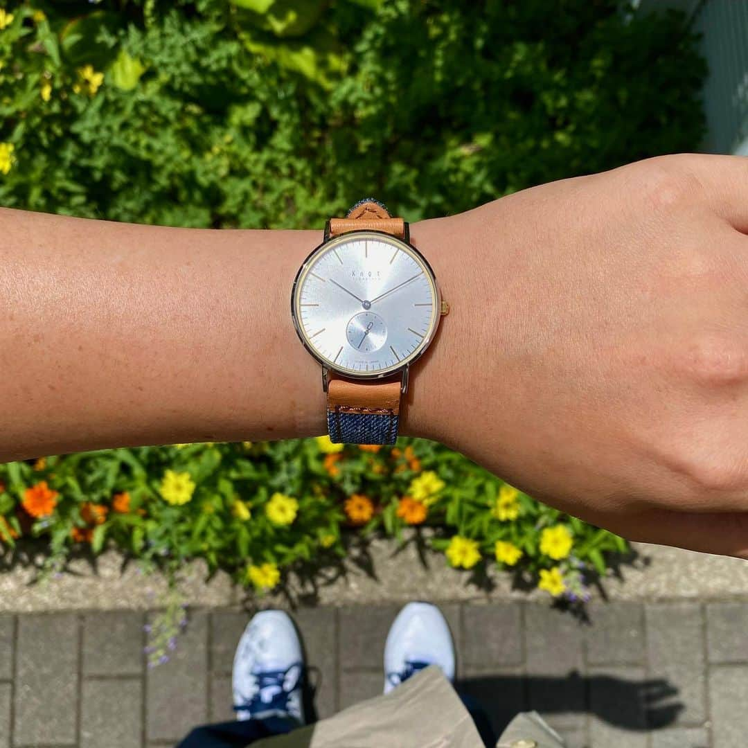 Maker's Watch Knotさんのインスタグラム写真 - (Maker's Watch KnotInstagram)「こんにちは、星が丘テラスギャラリーショップの折本です。  毎日暑い日が続いていますね。 アウトドアでのスポーツやイベントなど、この季節にしかできないアクティブな時間も増えてきました☀️  そんな瞬間の気分にぴったりなのが、クラシックスモールセコンドのシルバー×ゴールドカラー。 シンプルなデザインなので、どんなアウトフィットにもしっくりマッチ。ウォッシュデニムのストラップのカジュアルなカスタムにすることで自然の風景・アクティブなシーン、いつでもぴったりな相棒です⌚️  Knotでは、他にも様々なシーンに使える時計やストラップが盛り沢山です！ あなただけのカスタムで腕時計を身につけて自分のスタイルを楽しんでください🙌🏻  時計:CS-36SVSVYG（スモールセコンド） ストラップ:SKD-18IWBR（カイハラデニム） バックル:EB-18SV  #knotwatch #watch #wristwatch #japan #madeinjapan #時計#腕時計#国産時計#カスタムオーダー#名古屋 #星が丘テラス  #nagoya#손목시계 #맞춤형 #오모테산도 #手表#定制」8月15日 12時40分 - makers_watch_knot