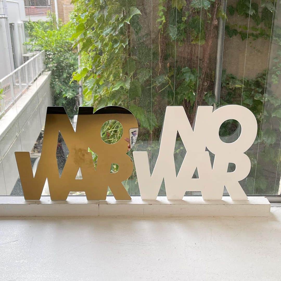 松田岳二のインスタグラム：「2023.8.15. "NO WAR" 世界中から全ての戦争と紛争がなくなりますように  @ktymmasakazu  @kitgallery   SUMMER TRIP #12 #nowar #サマトリ2023 #summertrip2023 #サマトリ」