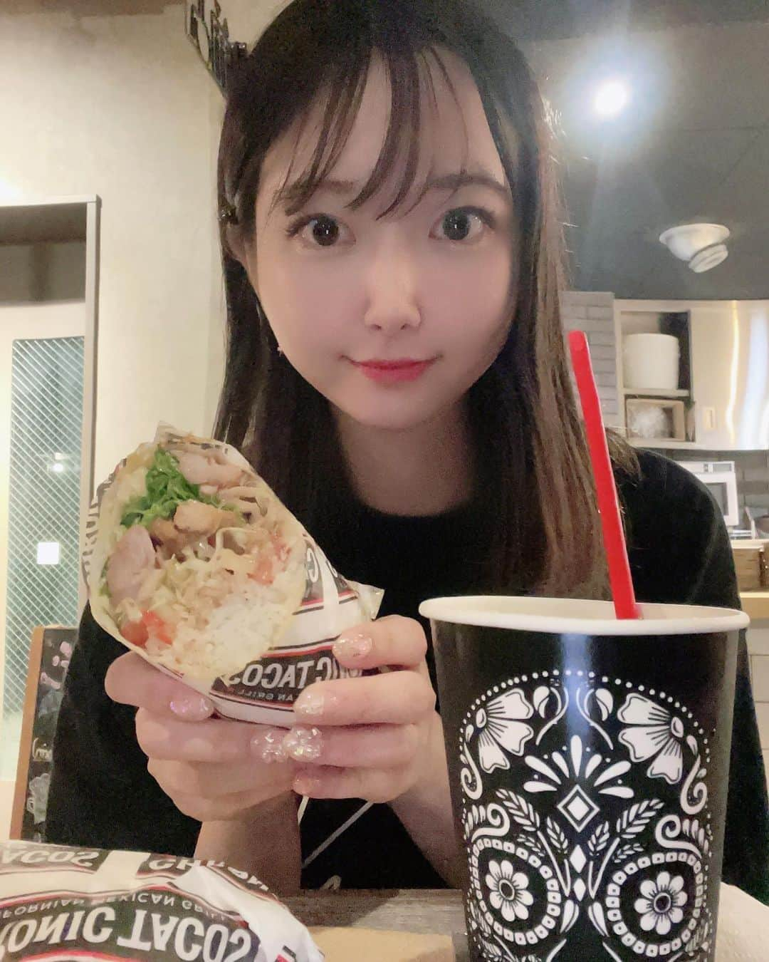 大崎菜々子のインスタグラム：「・ Food Hall BLAST!TOKYO さんのジャイアントブリトー🌯いただきました✨  なんと通常の2.5倍サイズ！ 大きくて大満足の美味しいブリトー是非食べに行ってみてください♥️  PR @fd_blast #blast #新宿カフェ #新宿ランチ #東京カフェ #東京おしゃれカフェ」