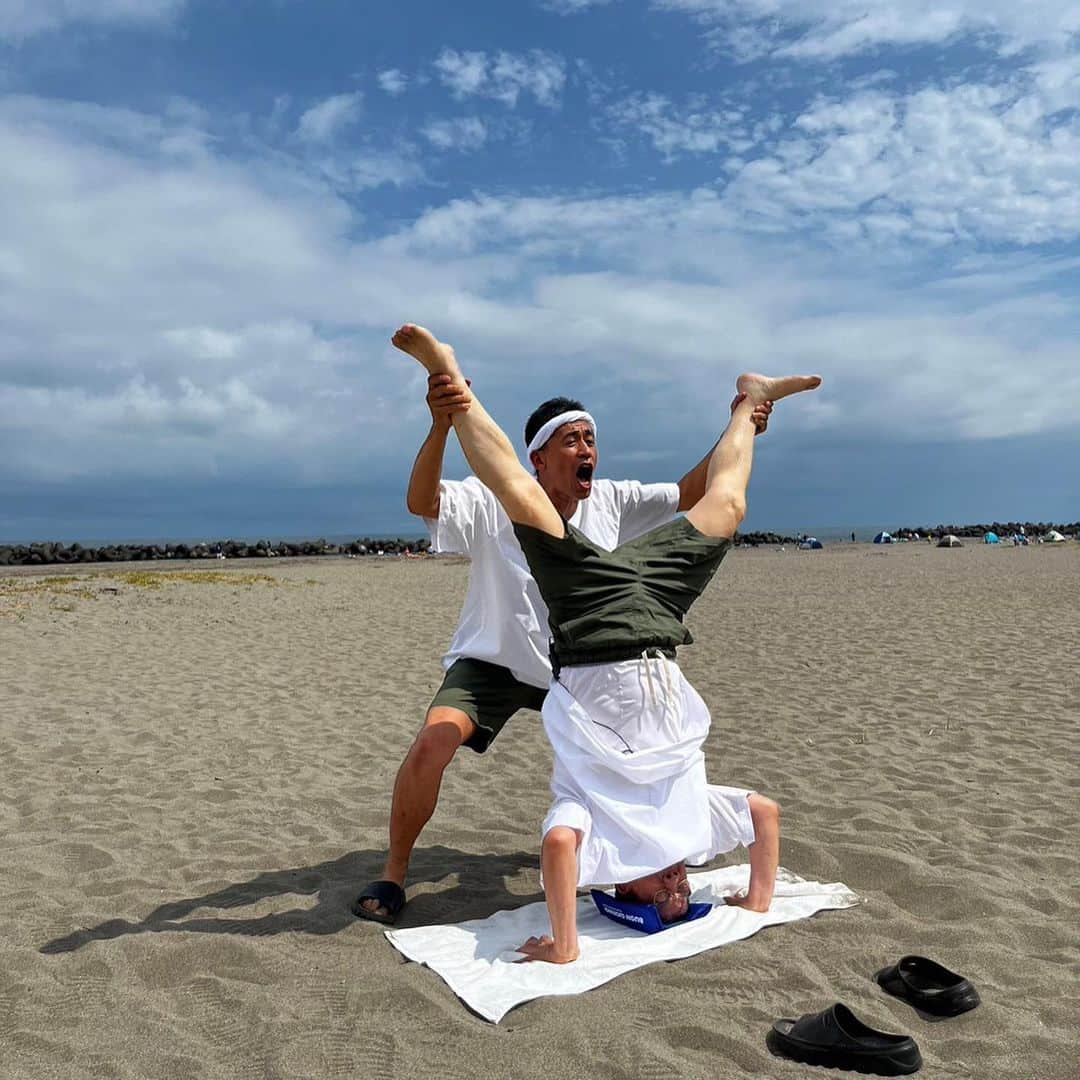 石田靖さんのインスタグラム写真 - (石田靖Instagram)「関西テレビ⑧ 『やすしきよしの夏休み2023』 きよしさん芸能生活60周年㊗️ という事で同じく完成して60年の同期の 〜黒部ダム〜を目指す今回の夏休み😆 奇跡、奇跡の出逢いと噛み合わない⁉️2人の珍道中〜 超絶景の景色に大感激‼️ OAは9月3日（日）16時30分〜 お楽しみに〜 #やすしきよしの夏休み2023 #やすきよの夏休み  #芸能生活60周年 #黒部ダム #岩瀬海水浴場 #岩瀬エリア #人力車 #飛だんご  #富山住みます芸人 #ノビ山本 #立山黒部アルペンルート  #室堂 #みくりが池  #黒部平 #黒部湖 #西川きよし #石田靖」8月15日 12時50分 - yasulog