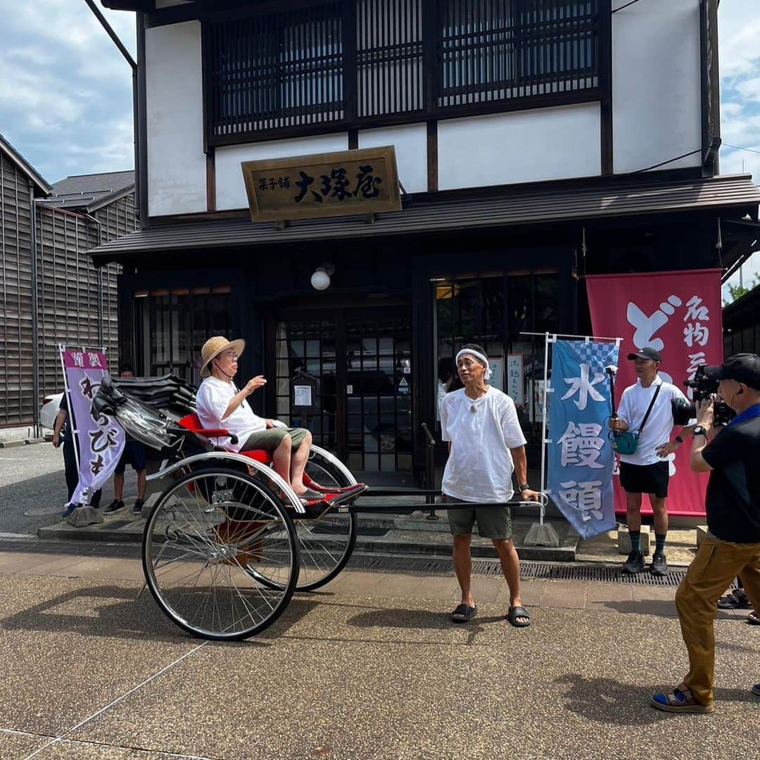 石田靖さんのインスタグラム写真 - (石田靖Instagram)「関西テレビ⑧ 『やすしきよしの夏休み2023』 きよしさん芸能生活60周年㊗️ という事で同じく完成して60年の同期の 〜黒部ダム〜を目指す今回の夏休み😆 奇跡、奇跡の出逢いと噛み合わない⁉️2人の珍道中〜 超絶景の景色に大感激‼️ OAは9月3日（日）16時30分〜 お楽しみに〜 #やすしきよしの夏休み2023 #やすきよの夏休み  #芸能生活60周年 #黒部ダム #岩瀬海水浴場 #岩瀬エリア #人力車 #飛だんご  #富山住みます芸人 #ノビ山本 #立山黒部アルペンルート  #室堂 #みくりが池  #黒部平 #黒部湖 #西川きよし #石田靖」8月15日 12時50分 - yasulog