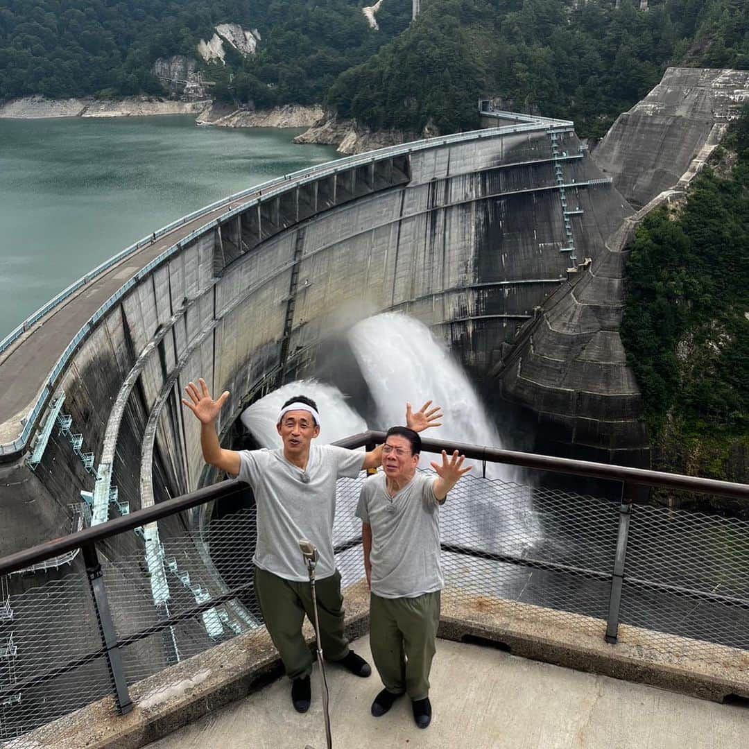 石田靖さんのインスタグラム写真 - (石田靖Instagram)「関西テレビ⑧ 『やすしきよしの夏休み2023』 きよしさん芸能生活60周年㊗️ という事で同じく完成して60年の同期の 〜黒部ダム〜を目指す今回の夏休み😆 奇跡、奇跡の出逢いと噛み合わない⁉️2人の珍道中〜 超絶景の景色に大感激‼️ OAは9月3日（日）16時30分〜 お楽しみに〜 #やすしきよしの夏休み2023 #やすきよの夏休み  #芸能生活60周年 #黒部ダム #岩瀬海水浴場 #岩瀬エリア #人力車 #飛だんご  #富山住みます芸人 #ノビ山本 #立山黒部アルペンルート  #室堂 #みくりが池  #黒部平 #黒部湖 #西川きよし #石田靖」8月15日 12時50分 - yasulog