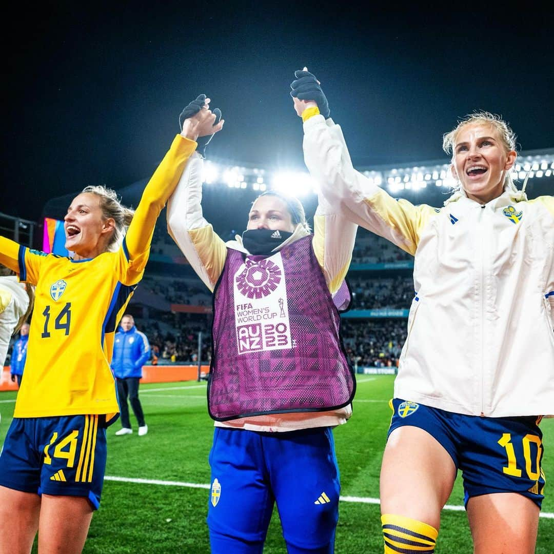 ソフィア・ヤコブソンのインスタグラム：「Tillsammans, Nu kör vi Sverige! 🇸🇪💪」