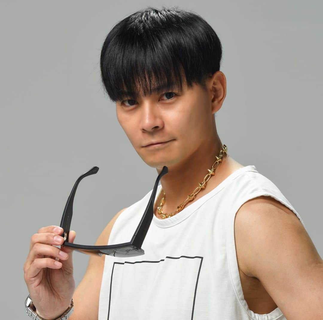 キタキュウマンのインスタグラム：「35歳になりました。 10周年イヤーと被ってたので、思い切ってラッパーデビューしました。 Apple Musicやら何やら多分たいていの音楽アプリで聴けるので是非。」
