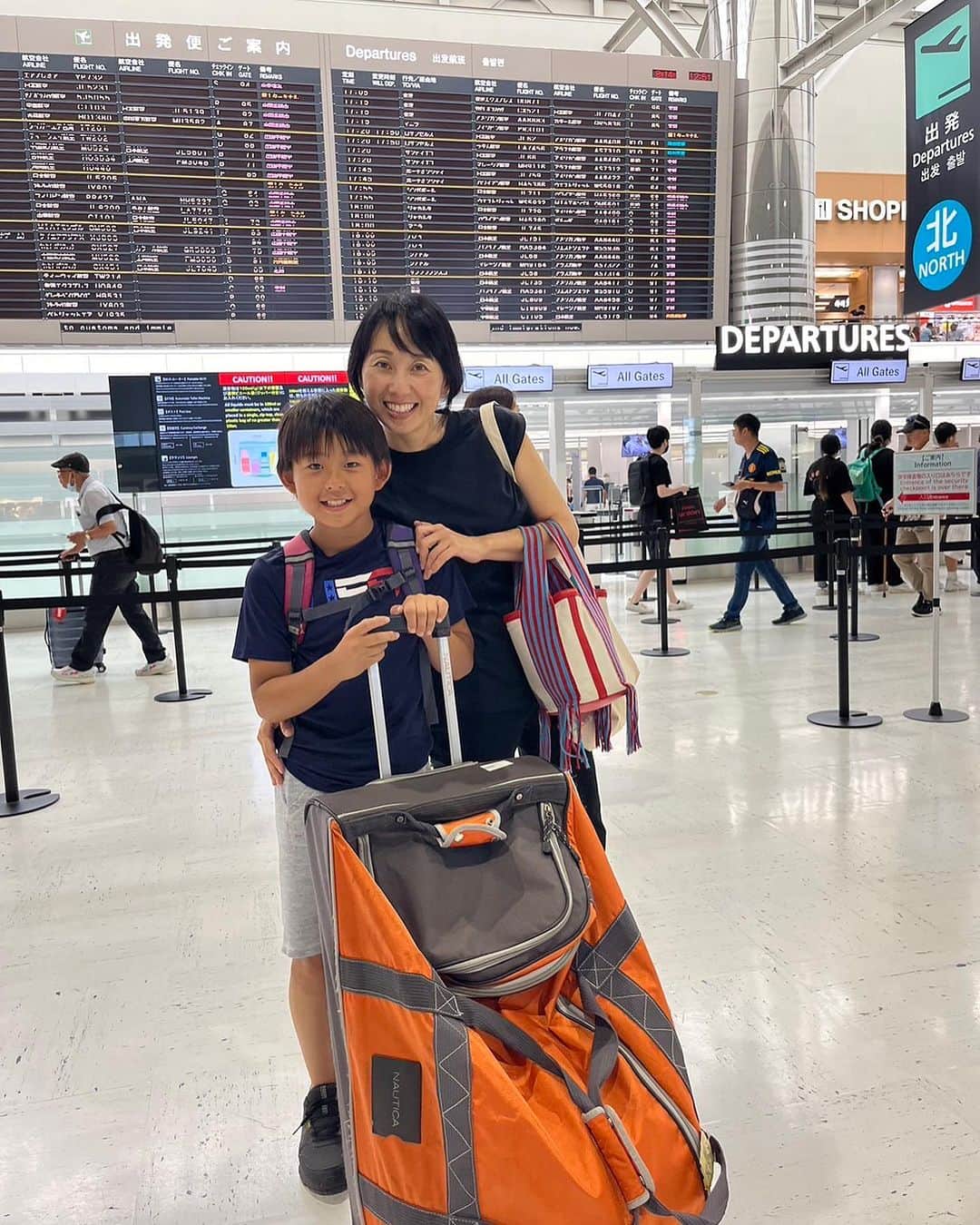 東尾理子さんのインスタグラム写真 - (東尾理子Instagram)「長男10歳の夏、アメリカ一人旅🇺🇸 野球キャンプへ飛び立ちました✈️  ホームステイ先のお土産は、抹茶お菓子シリーズ、けん玉、日本タオル、、、、  涙でのお別れでしたが さあ、どんな顔して帰ってくるか 母ちゃんも寂しいが、楽しみだ😊  #子育て #野球キャンプ #夏休み #アメリカ」8月15日 12時53分 - rikohigashio