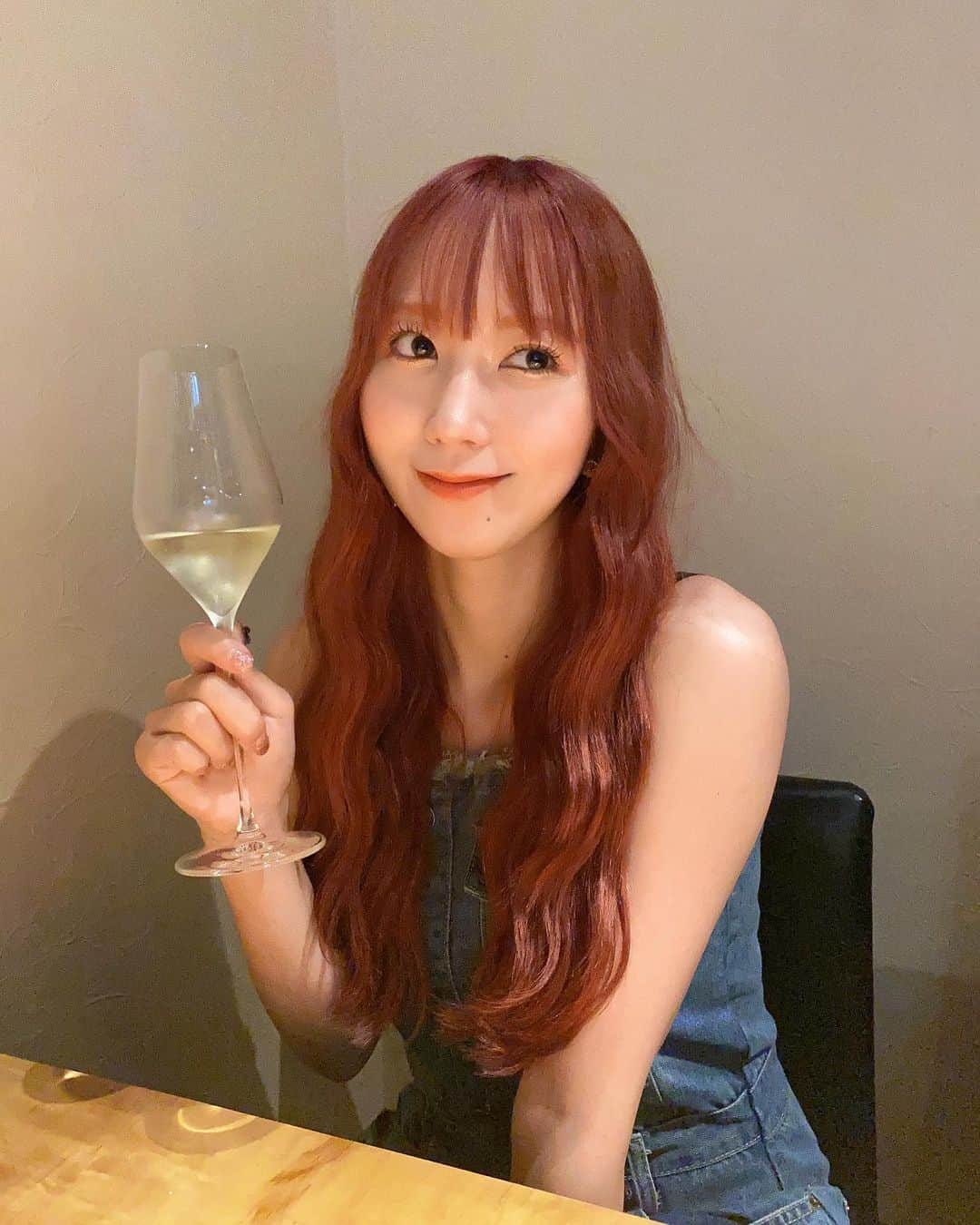 杉山優華のインスタグラム：「🍷🍷🍷 . . . . 東中野駅から徒歩10分の「東中野キッチンnom(ノム）」さんへ行ってきました☺️ この日は美味しいお料理と、その料理に合うワインをペアリングしていただくコースをいただきましたが全部が最高だったよ🥲 ・ 🍷前菜の3種盛り合わせ（キッシュ、カルパッチョ、鈴木農場のポタージュ） 🍷肉料理(埼玉入間ポーク肩ロースのグリル） パスタ (国産牛頬肉のラグーパスタ） 🍷本日のデザート . . このメニュー全部にワインをペアリングしていただいたのですが、楽しかった✨ 店主のノムさんも優しくてご丁寧で、スペシャルでした☺️🍷 是非！！行ってみてくださいね🥂 . . . .  PR @kitchen.nom #東中野キッチンnom #東中野ワイン #東中野ランチ #東中野グルメ #中野ワイン」