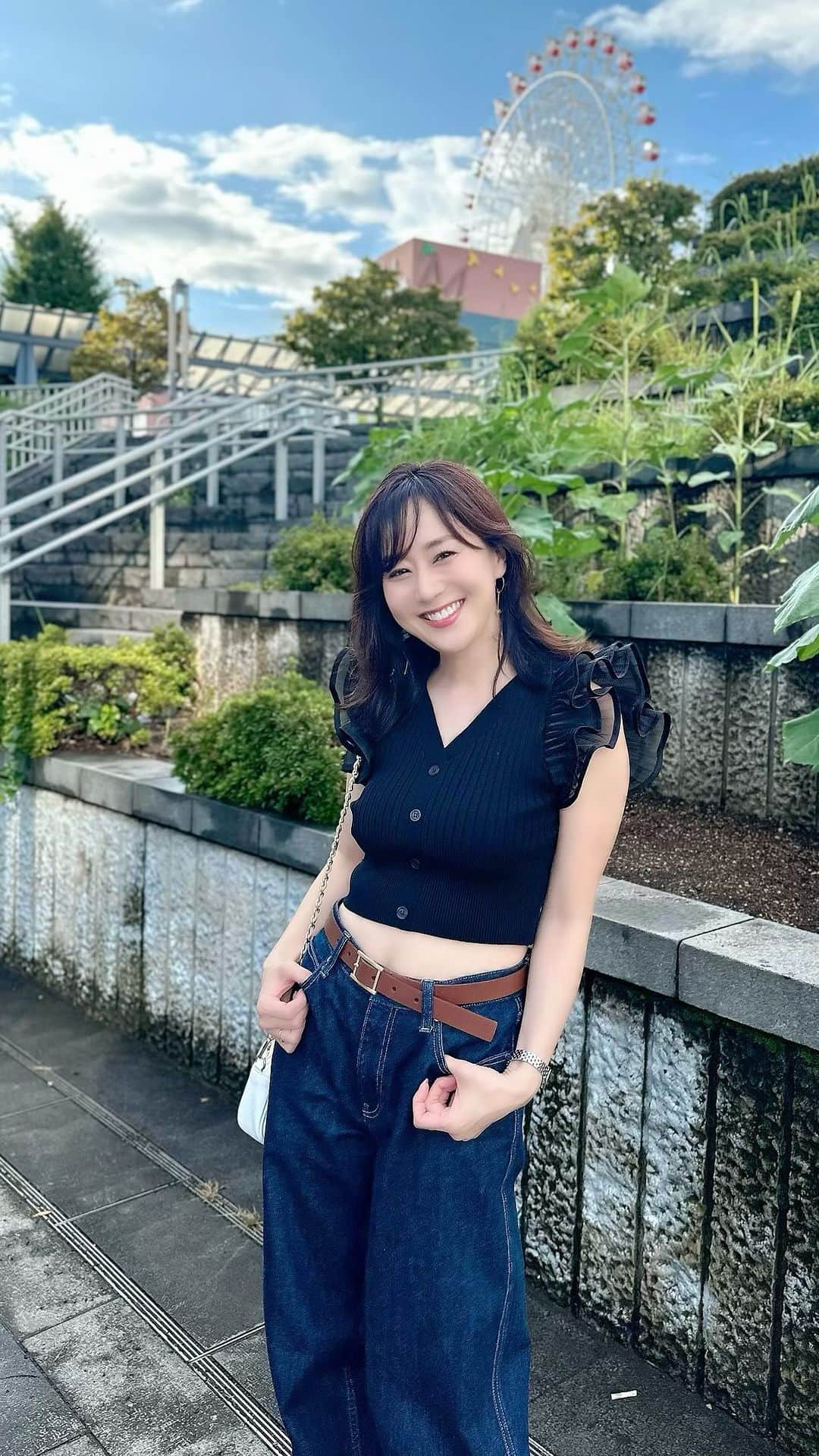 村上麻衣のインスタグラム：「ネットで購入して届いたら 「みじかっ」てなったショート丈トップス😂  ベルトでハイウェストにした #uniqlo のワイドデニムで合わせました。  なるべくお腹隠します🫶  Tmps @snidel_official  Pants @uniqlo_jp   #プチプラ #プチプラファッション #スナイデル #snidel #アラフォーコーデ #アラフィフコーデ  #笑顔 #smile#fashion#ユニクロ #ユニクロコーデ」