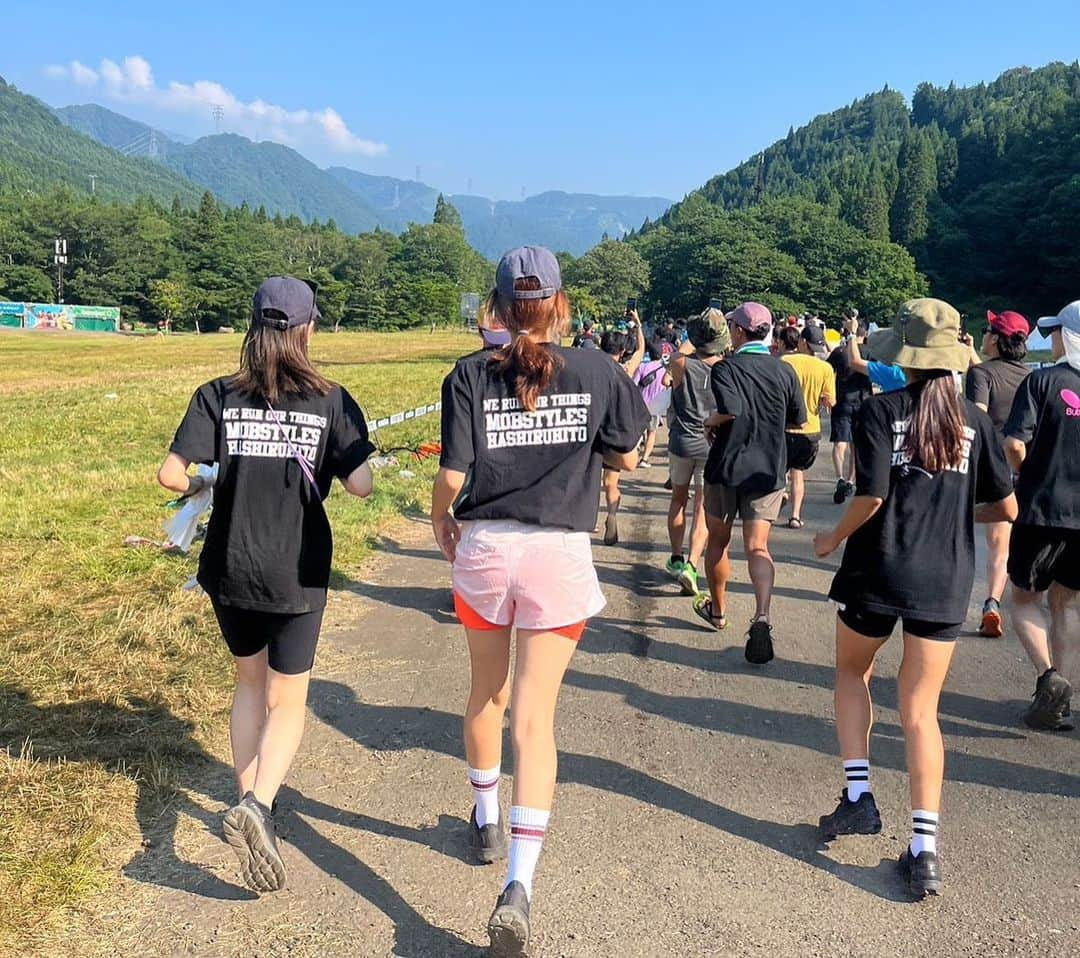 山本まさみさんのインスタグラム写真 - (山本まさみInstagram)「・ ・ 今年もFUJI ROCK RUNに行ってきました✨ ⁡ フジロックの会場を一足先にはいり、 プロギング（ジョギングしながらゴミ拾い🏃‍♀️） ⁡ 去年に引き続き思ったより会場綺麗🌈 ところどころでゴミはあったけど、 私達が歩けばそこはピッカピカに☺️✨ ⁡ フジロックの会場を見ながら走って、 わくわくボルテージもあがりつつ、 遊ばせてもらう場所を自分達の手で綺麗にするのは本当に気持ちがいい💖 ⁡ フジロックランでみんなと待ち合わせするのもまた格別☺️ 来年も楽しみにしてますっ✨ ⁡ 来年フジロックに行く方はぜひ参加してほしい😼💛 毎年のたのしみになるよっ✌️  ⁡ ※とんぼを指にとめた最初の方はミシェルちゃんでした☝️  #フジロックラン #fujirock」8月15日 12時58分 - masami_macho