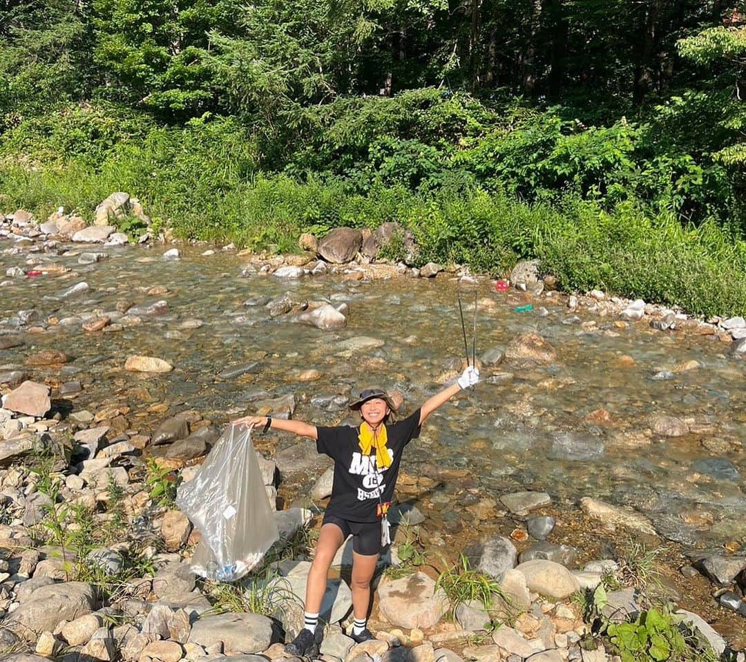 山本まさみさんのインスタグラム写真 - (山本まさみInstagram)「・ ・ 今年もFUJI ROCK RUNに行ってきました✨ ⁡ フジロックの会場を一足先にはいり、 プロギング（ジョギングしながらゴミ拾い🏃‍♀️） ⁡ 去年に引き続き思ったより会場綺麗🌈 ところどころでゴミはあったけど、 私達が歩けばそこはピッカピカに☺️✨ ⁡ フジロックの会場を見ながら走って、 わくわくボルテージもあがりつつ、 遊ばせてもらう場所を自分達の手で綺麗にするのは本当に気持ちがいい💖 ⁡ フジロックランでみんなと待ち合わせするのもまた格別☺️ 来年も楽しみにしてますっ✨ ⁡ 来年フジロックに行く方はぜひ参加してほしい😼💛 毎年のたのしみになるよっ✌️  ⁡ ※とんぼを指にとめた最初の方はミシェルちゃんでした☝️  #フジロックラン #fujirock」8月15日 12時58分 - masami_macho