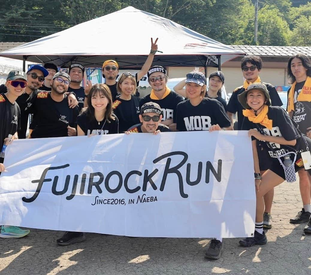 山本まさみのインスタグラム：「・ ・ 今年もFUJI ROCK RUNに行ってきました✨ ⁡ フジロックの会場を一足先にはいり、 プロギング（ジョギングしながらゴミ拾い🏃‍♀️） ⁡ 去年に引き続き思ったより会場綺麗🌈 ところどころでゴミはあったけど、 私達が歩けばそこはピッカピカに☺️✨ ⁡ フジロックの会場を見ながら走って、 わくわくボルテージもあがりつつ、 遊ばせてもらう場所を自分達の手で綺麗にするのは本当に気持ちがいい💖 ⁡ フジロックランでみんなと待ち合わせするのもまた格別☺️ 来年も楽しみにしてますっ✨ ⁡ 来年フジロックに行く方はぜひ参加してほしい😼💛 毎年のたのしみになるよっ✌️  ⁡ ※とんぼを指にとめた最初の方はミシェルちゃんでした☝️  #フジロックラン #fujirock」