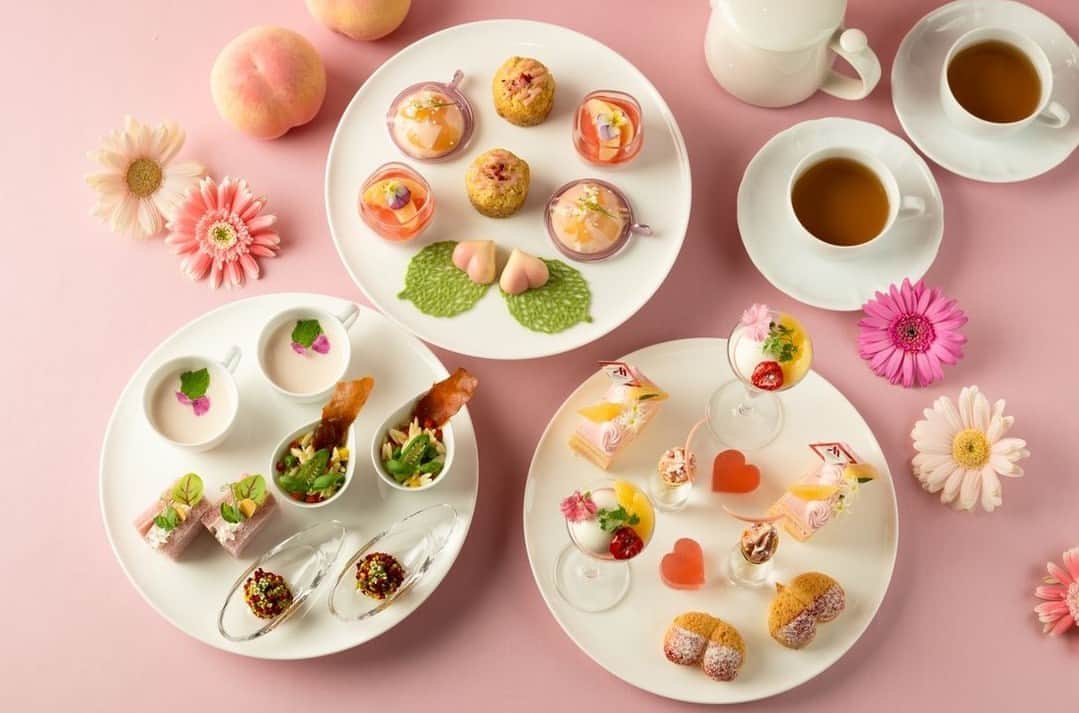 東京マリオットホテルのインスタグラム：「ご好評いただいている桃が主役の"Peach PINK Afternoon Tea"のご提供は今月まで！フレッシュ桃を使用したスイーツには月替わりの桃を使用しています🍑8月はしっかりとした果肉が特長の福島県産「あかつき」などです😉ラブリーなピンクにときめくティータイムをお楽しみください💕  Share your own images with us by tagging @tokyomarriott @tokyomarriott をつけてご投稿ください！公式アカウントからご紹介させていただく事があります。」