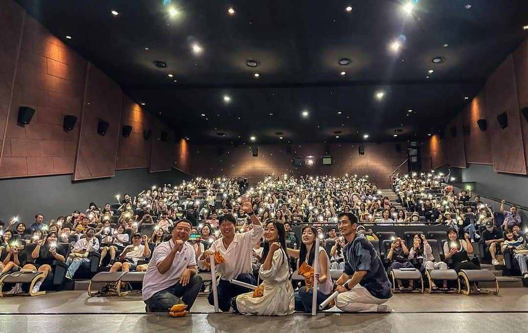 ハン・ソナのインスタグラム：「영화 달짝지근해🩷 찾아주신 관객분들 감사합니다 🥹🙏 사랑입니다😘🫶」