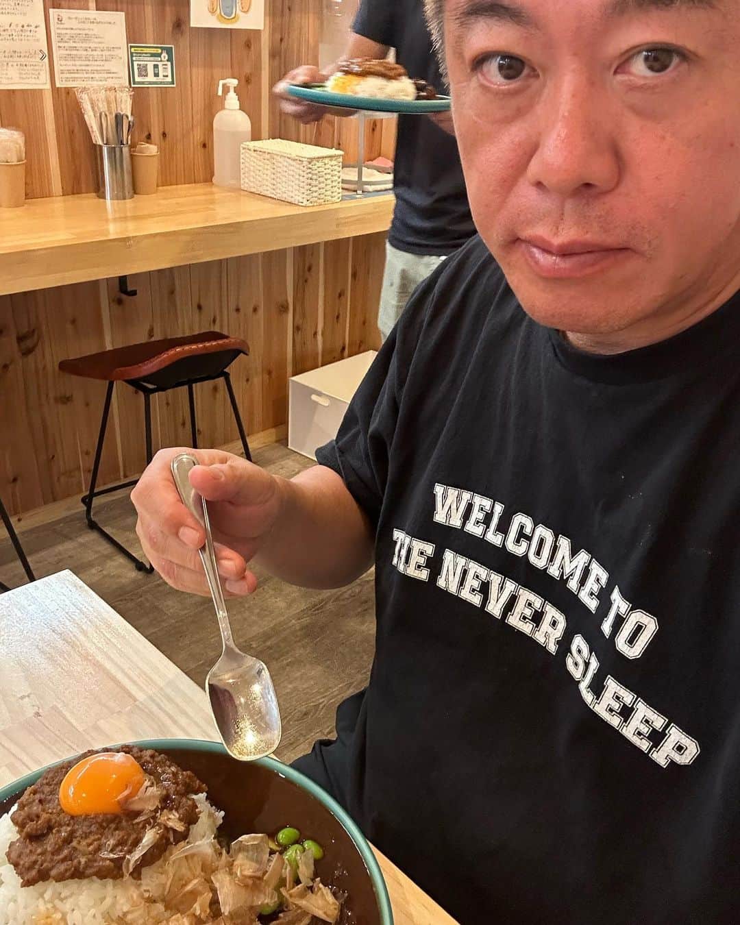 のインスタグラム：「#curry #currydashi #カレーだしっ！ 8月も半分終わったところで、よーーやく8月の限定カレー登場！あいがけですっ！ 　 和風だし×濃厚魚介だし 洋風だし×濃厚魚介だし 黒豚だし×濃厚魚介だし 　 の3種類が一気に登場！ 写真のようなおまかせトッピングが予めついてます！」