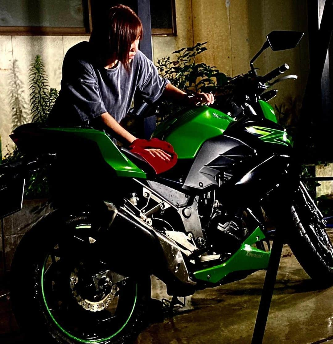 内山ミエのインスタグラム：「買って一度も洗ったことがなかったバイクを洗車する動画✨✨バイク手洗いで洗車するの楽しかったです💛  YouTube良かったら見てください😁  #バイク #バイク女子 #kawasaki  #z250 #洗車」