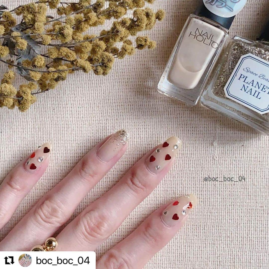 【PLANET NAIL（プラネット ネイル）】公式さんのインスタグラム写真 - (【PLANET NAIL（プラネット ネイル）】公式Instagram)「✰✰✰ ━━━━━━━━━━━━━━━ @boc_boc_04 さま♡  PLANETNAIL ラメネイル PLB15 巡る流星群 を使ったラブリーハートネイルデザインのご紹介ありがとうございます👩‍❤️‍💋‍👩✨  ベースカラーをベージュにすることで、ハートをたくさん使っても子供っぽくならない♡ なんなら大人可愛いデザインに😍  火傷の跡が、どうか1日でも早くなおりますよおに🥺✨  ぜひぜひみなさまままねっこされてください♡ ╍ ╍ ╍ ╍ ╍ ╍ ╍ ╍ ╍ ╍ ╍ ╍ ╍ ╍ ╍ ╍ ╍  ' 手を盛大に火傷してしまって その水膨れが盛大に破けたので 撮り溜めなくなったら投稿頻度は 更に落ちちゃうしネイルする頻度も 落ち着くまでは減っちゃうと思うけど、 見てくれてる方々は気長に待っててくれると嬉しいです😔 ' ' @nailholic_kose  #BE325 ' @planet.jp  #巡る流星群  ' ' #おしゃれさんと繋がりたい #セルフネイル #セルフネイル部 #NAILHOLIC #ネイルホリック  #セルフネイル記録  #手元くら部  #nailholic_kose #プチプラネイル  #セルフネイラーさんと繋がりたい #美甲  #ピンクベージュネイル #指甲 #ハートホロ #ハートホロネイル  #ラメグラデーション #ラメグラデーションネイル#ネイルホリックアンバサダー2023」8月15日 13時06分 - planet.jp