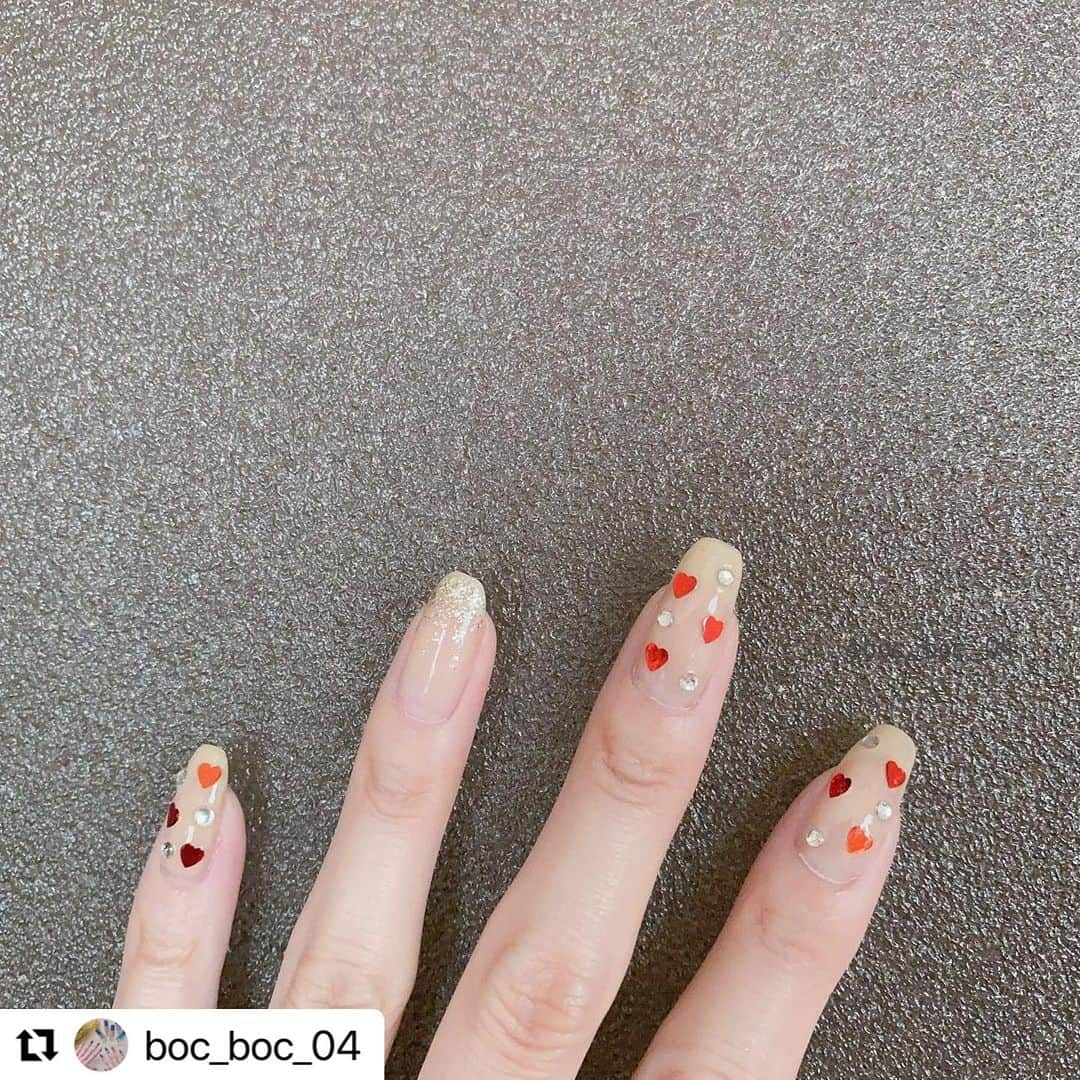 【PLANET NAIL（プラネット ネイル）】公式さんのインスタグラム写真 - (【PLANET NAIL（プラネット ネイル）】公式Instagram)「✰✰✰ ━━━━━━━━━━━━━━━ @boc_boc_04 さま♡  PLANETNAIL ラメネイル PLB15 巡る流星群 を使ったラブリーハートネイルデザインのご紹介ありがとうございます👩‍❤️‍💋‍👩✨  ベースカラーをベージュにすることで、ハートをたくさん使っても子供っぽくならない♡ なんなら大人可愛いデザインに😍  火傷の跡が、どうか1日でも早くなおりますよおに🥺✨  ぜひぜひみなさまままねっこされてください♡ ╍ ╍ ╍ ╍ ╍ ╍ ╍ ╍ ╍ ╍ ╍ ╍ ╍ ╍ ╍ ╍ ╍  ' 手を盛大に火傷してしまって その水膨れが盛大に破けたので 撮り溜めなくなったら投稿頻度は 更に落ちちゃうしネイルする頻度も 落ち着くまでは減っちゃうと思うけど、 見てくれてる方々は気長に待っててくれると嬉しいです😔 ' ' @nailholic_kose  #BE325 ' @planet.jp  #巡る流星群  ' ' #おしゃれさんと繋がりたい #セルフネイル #セルフネイル部 #NAILHOLIC #ネイルホリック  #セルフネイル記録  #手元くら部  #nailholic_kose #プチプラネイル  #セルフネイラーさんと繋がりたい #美甲  #ピンクベージュネイル #指甲 #ハートホロ #ハートホロネイル  #ラメグラデーション #ラメグラデーションネイル#ネイルホリックアンバサダー2023」8月15日 13時06分 - planet.jp