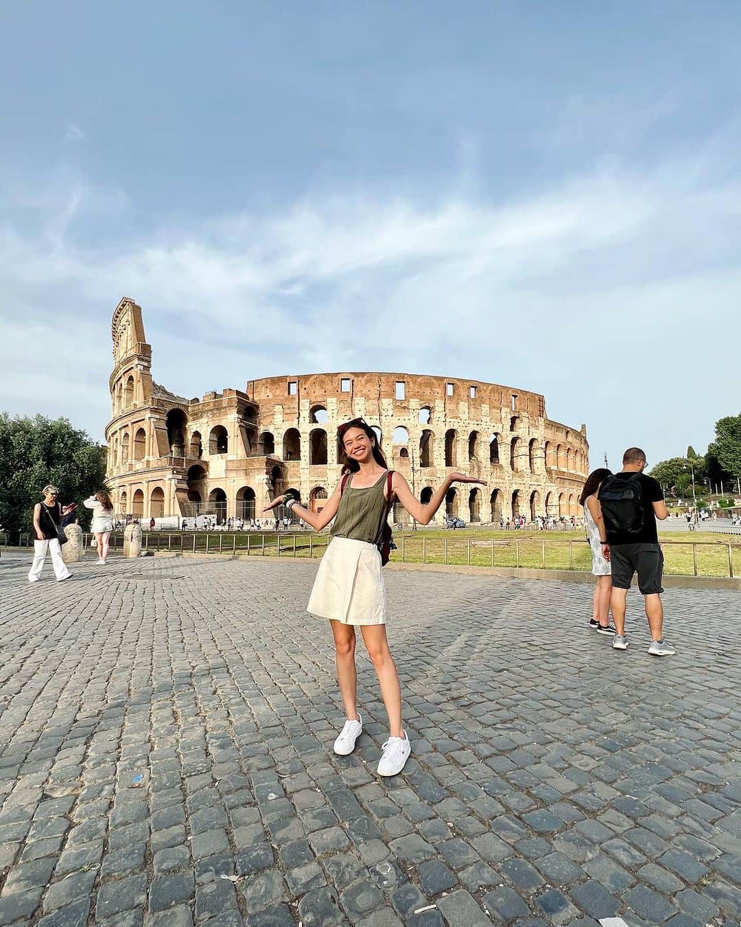 ユキ・カトウのインスタグラム：「Foto kenang2an menjadi turis di colosseum, foto yg awal dibantuin foro sama a very lovely couple (they were so nice! Love them! Smg bahagia selalu untuk mereka🫶🏻) hihihi  nah, kl foto terakhir sih gue udh ga ngerti lagi ya… niat pingin selfie biar semua keliatan, muka gue malah begitu…. ca.pek. 🥲   Gitu aja #diaryukikato kali ini.」