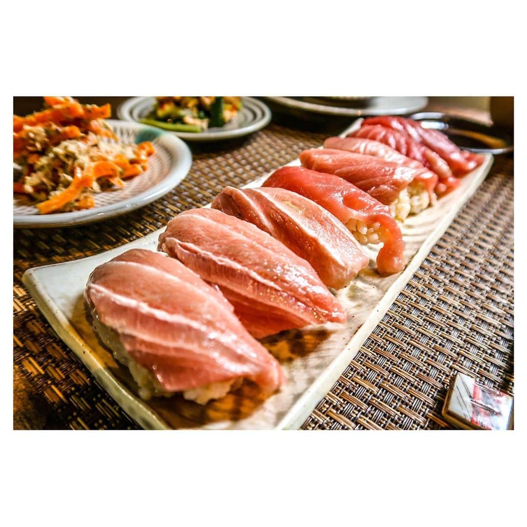 江口雅也さんのインスタグラム写真 - (江口雅也Instagram)「お寿司でランチ🍣 ど素人にぎりですが贔屓目で言っても美味しいんです🍣 酢飯に胡麻混ぜると決まります。  @hayakawa_koishiwara さんのココットには エリンギバター醤油炒めを 盛り付けてみました✨ 美味っ✨  popup販売会まで残すところ11日てんやわんやしてます🤮 少しでも楽しんでもらえるよう頑張りますので、是非遊びにきてくださいませ🍶🍻  #cooking #cook #cookingtime  #料理男子 #自炊男子 #モデル飯 #寿司 #寿司ランチ #赤身にぎり  #器好き  #器のある生活  #器のある暮らし  #小石原焼き  #小石原 #福岡県 #東峰村 #伝統工芸品  #飛び鉋 #刷毛目」8月15日 13時14分 - masaya0429