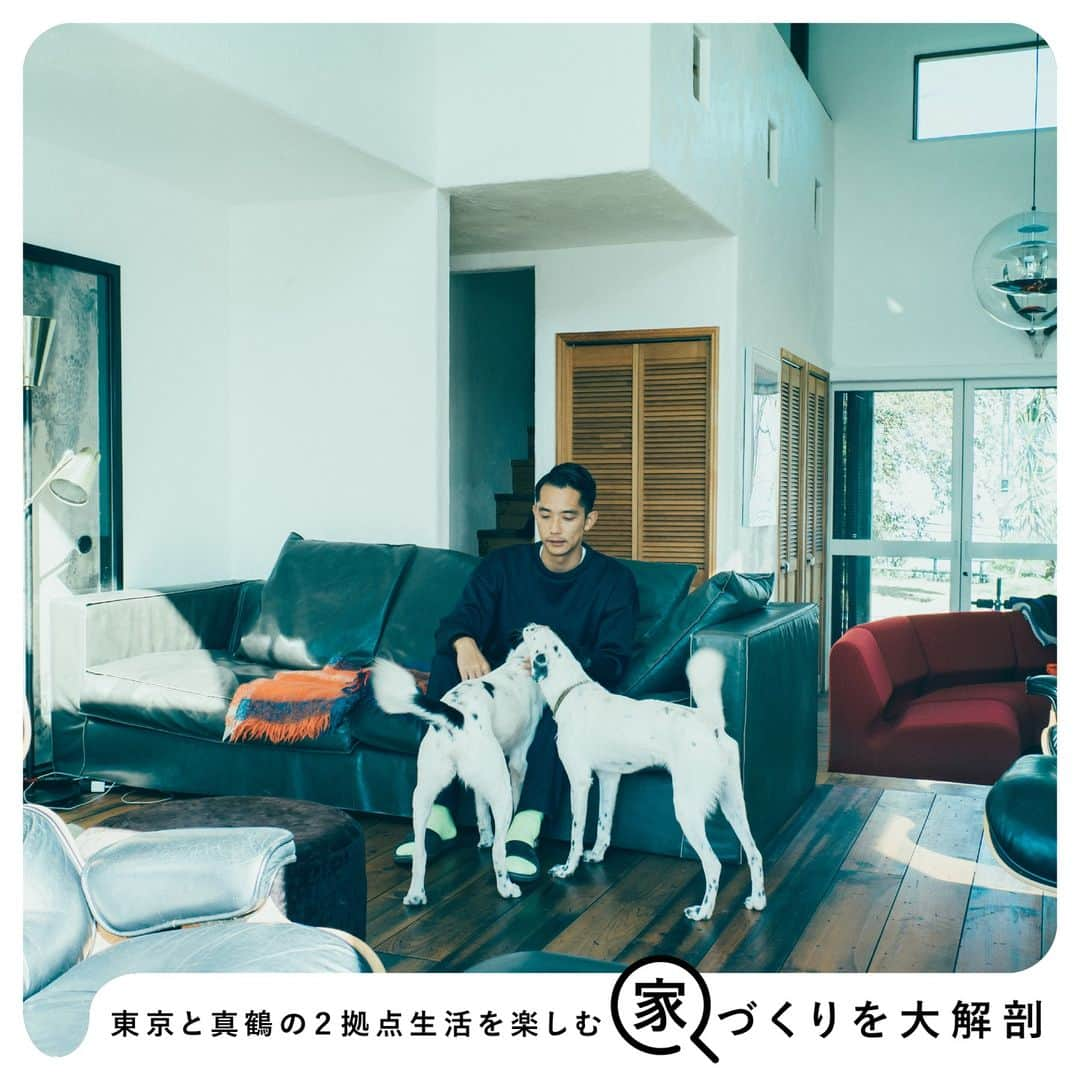 RE住むRENOVATIONさんのインスタグラム写真 - (RE住むRENOVATIONInstagram)「あくまでも自然体で、東京と真鶴の２拠点生活を楽しむ。クリエイター・山本海人さんの家づくりを大解剖  人によって家での過ごし方は千差万別。リビングやキッチンなど住環境へのこだわりは、人それぞれ変わってくるはずです。Doliveが以前訪れた住まいから、その人らしい家づくりを大解剖します。  今回ご紹介するのは「ようこそ私の家へ」で訪ねた、クリエイター・山本海人さんのお宅です。 以前は東京に在住でしたが、縁あって神奈川県・真鶴に移住。東京を仕事の拠点にしたまま、２拠点生活をスタートさせました。 リビングから見える、海の景色がお気に入りだと話す山本さん。住まいには、どんなこだわりが詰まっているんでしょうか？！  詳しくは記事をご覧ください。 @dolive.media  --- DoliveアプリではDolive media記事のほか、 サイトに載っていない特別記事も公開中。 App Storeで【Doliveアプリ】と検索してみてね。  #dolivemedia #dolive #doliveアプリ #君はどんな家に住みたい #家づくりを大解剖 #家 #部屋 #住まい #暮らし #住宅 #家具 #ライフスタイル #インテリア #暮らしのアイデア #暮らしのヒント #内観 #内観デザイン#好きなものに囲まれた暮らし #ディスプレイ #家づくり #家づくりのアイデア #真鶴 #二拠点生活 #デュアルライフ #海が見える家 #窓からの景色 #吹き抜けリビング」8月15日 13時14分 - dolive.media