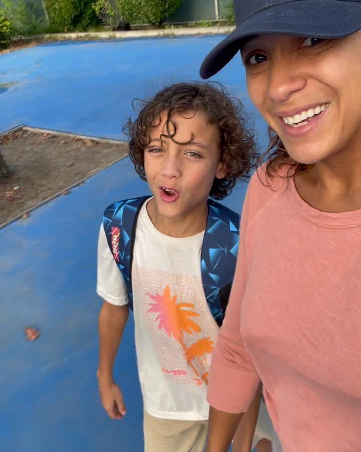 ダニア・ラミレスのインスタグラム：「And just like that, first day of 4th grade is a wrap!!! #success  @mygaiaaether #MyLittleBigBabies 🌟🙏🏽❤️💕#mommielife💕 #namaste #grateful」