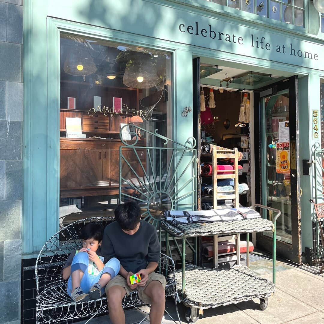 吉川めいさんのインスタグラム写真 - (吉川めいInstagram)「突然ふらりと立ち寄った本屋さん。 Randomly walking into a local bookstore.   「ボート乗りたい！」と次男が指を指して言うから、ふらりと乗った次の便。 Hopping on a ferry unplanned, just because my little one pointed and said: “I wanna ride a boat.”   冬用のスリッパを衝動買いした近所のホームウェア店。 Little home wear store where I found some cozy winter slippers for myself.   ご近所さん家の看板🪧や、おにぎりをこしらえて出かけた夏の日のウォーターパーク。 Sign post in the neighbor’s yard;  making rice balls for a day at the water park.   トキメキがたくさんの夏休み前半は、サンフランシスコ・ベイエリア。 All sparked SO. MUCH. JOY. … AND STILL my most favorite part about our stay in the SF Bay Area is the PEOPLE.   やっぱりやっぱりベストなのは、お友達。家族のような仲でいてくれて、ありがとう。  愛しているよ。 I don’t even have words to express how I feel about you.  Soul people.  Family extension people.   I’m soooo grateful to have you in my life & sooooo blessed to know you.   Love you so much.   #ありがとう　#サンフランシスコ　#ベイエリア　#本屋　#夏休み　#夏休みの過ごし方 #thankyou #grateful #familytime #familytime❤️ #sanfrancisco #bayarea #sfbayarea #gratitude」8月15日 13時23分 - maeyoshikawa