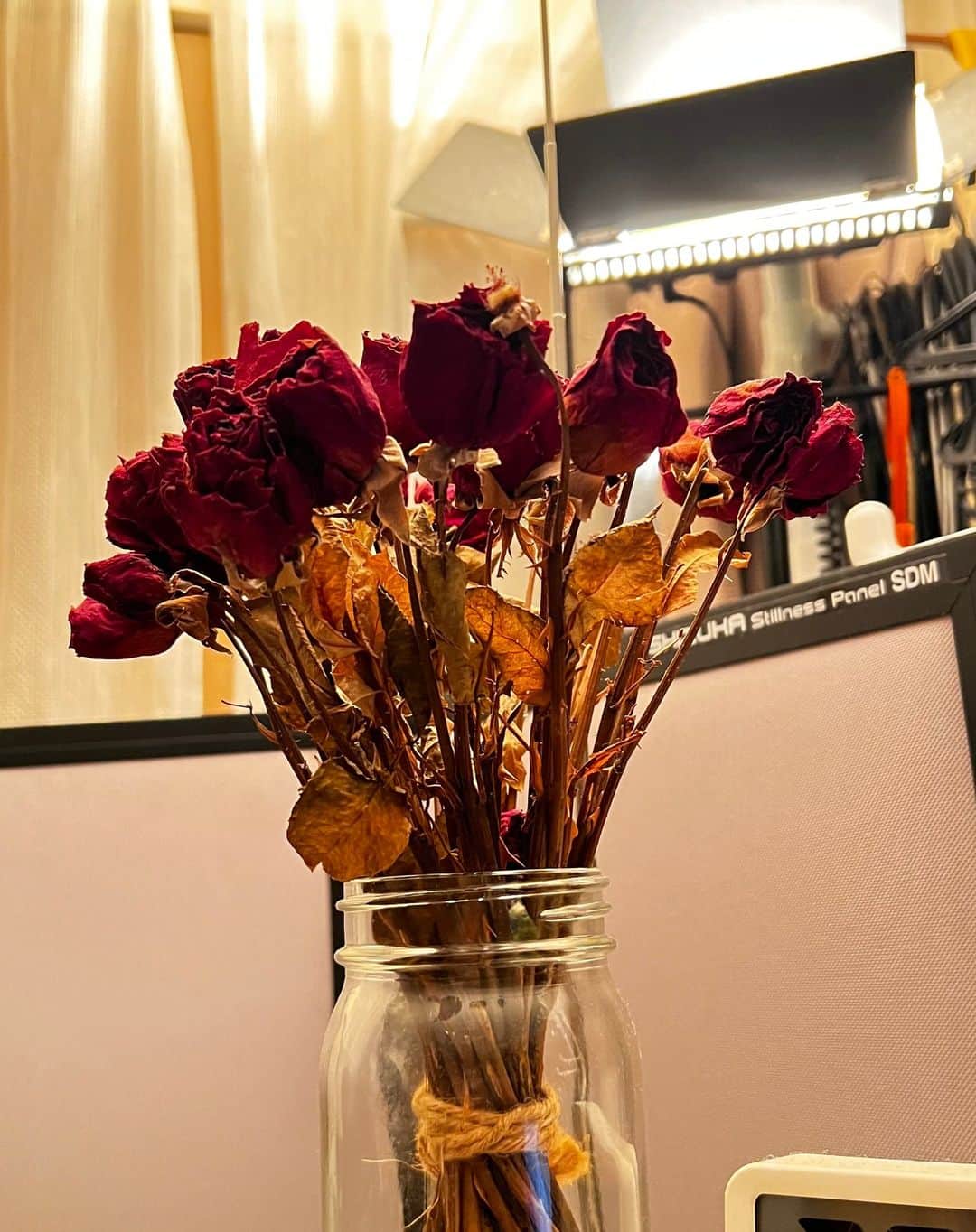 浅岡雄也さんのインスタグラム写真 - (浅岡雄也Instagram)「10年前、徳から Solo10周年の薔薇貰って 今もドライフラワーにしてある。  なので、今回　徳独立！で 10本の薔薇を贈った。  ※「君は完璧さ」の意味らしい。  〜〜〜〜  徳と、こゆのもある。  2012年3月の浅岡ソロ 「Spring Tour 空の果て」 の時にFCブログ に上げたやーつ！  うへへへ❤️ @AkihitoTokunaga  https://twitter.com/uyax_asaoka/status/1691054450327318529?s=20  https://twitter.com/AkihitoTokunaga/status/1691034556978397184?s=20  20230815　終戦の日に。」8月15日 13時23分 - uyax_asaoka