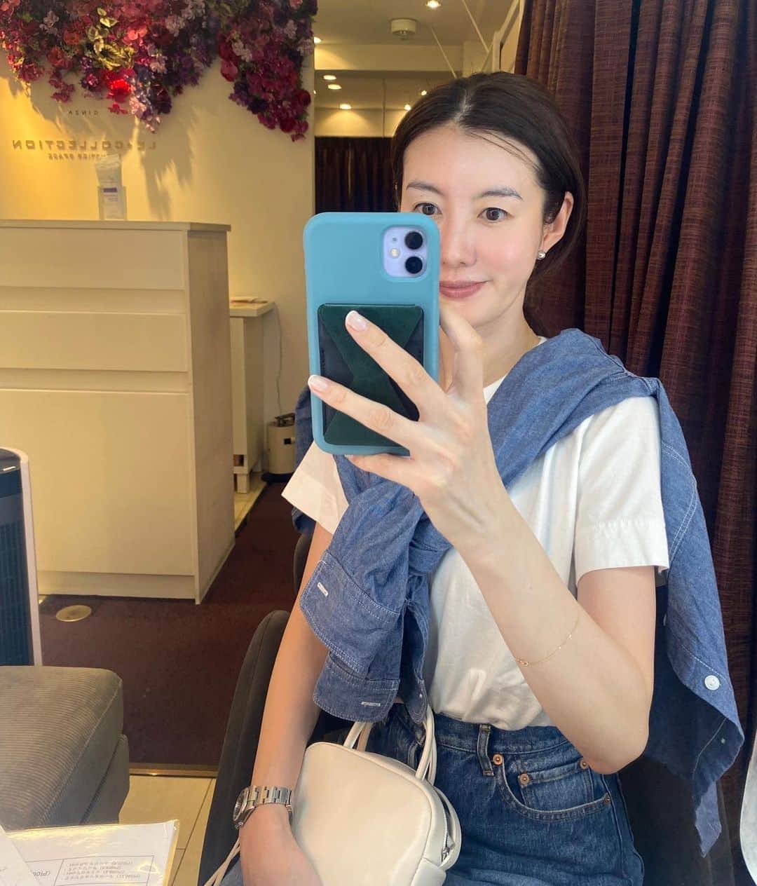 ともさかりえのインスタグラム：「⁡ 肌に赤みが出やすいので、攻めたスキンケアやトリートメントはせず、とにかく保湿メインの日々。めっちゃ調子いいー！じゃなくていいから、なんとなくいいかも！くらいをキープできるのが理想。 ⁡ 1枚目: @lecollection_ginza で定期的に水素クレンジング。これを始めてから、かなり肌の治安が安定。水素水で毛穴の汚れや酸化したサビを取り除いてから導入とパック、という流れが私にはぴったり。 2枚目: 左はラフォーレ エクスフィータ クレンジングクリーム。くるくる優しく馴染ませて、更に手を濡らして乳化させながら更にくるくる。あとは洗い流すだけ。クレンジングをこれにしてから、劇的に肌が安定した。ダブル洗顔はなし！お風呂上がりは真ん中の @dryskinlab シェイクモイストミルクをたっぷりコットンにつけて優しく拭き取り。朝も洗顔なしで、同じようにこれで拭き取るだけにしてたら調子良き。赤みが出やすい人に超おすすめ。次につけるのが右側のHEPASKIN リフトアクアコラージュ。大好きでもう何本目だろう？ 3枚目: 次はシートマスクをするんですが(朝も晩も)、今は自分好みのシートマスクを絶賛試作中。納得いくものができたら商品化したい🫰 4枚目: リピート中の美容液は左から、 @meeth_official のセラダーマエッセンスは、セラミドたっぷりで安心なやつ、 @haab_skin のエクソソームの美容液は高いだけあるの…肌を底上げしてくれる。そして最近ナイトクリームとして使ってる @dryskinlab 。右端はこちらもリピートしてる @meeth_official のデイクリーム。メイク前に特に良い。 5枚目: 顔はタオルじゃなくて、itoのフェイシャルタオルで拭く。 ⁡ 突如、好きなものをみんなとシェアしたいブーム到来。ファンデや日焼け止めの質問も沢山いただくので、それはまた改めて載せますね。」