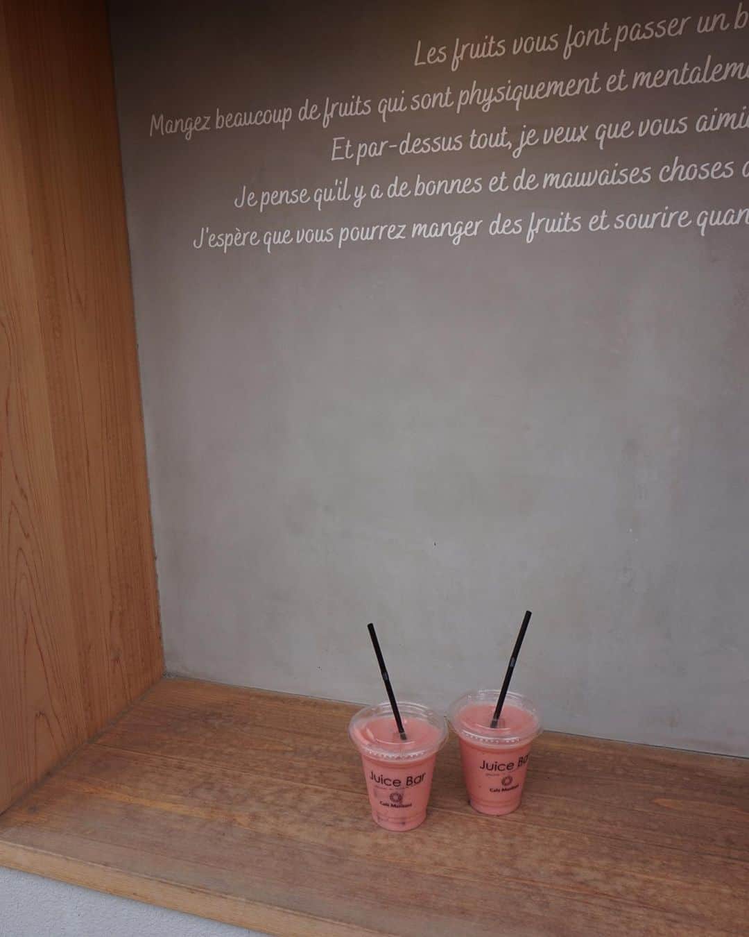 MAKI MIYAMOTO 宮本真紀さんのインスタグラム写真 - (MAKI MIYAMOTO 宮本真紀Instagram)「. ここの美味しいスムージーが飲みたくて行ったら、 お高いフルーツを買わされました😇🍇 (しかもいつも分けてくれないれま笑)  #cafemoritani #フルーツジュース #フルーツスムージー  #益田カフェ #なぜか水着の息子」8月15日 13時26分 - makime_me_