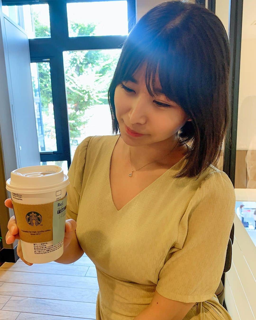 西村禮のインスタグラム：「お盆はいかがお過ごしですか〜？  スタバのカフェミスト大好き♡  デカフェ＋アーモンドミルク カスタムだよ！  #スタバ #starbucks #西村禮」