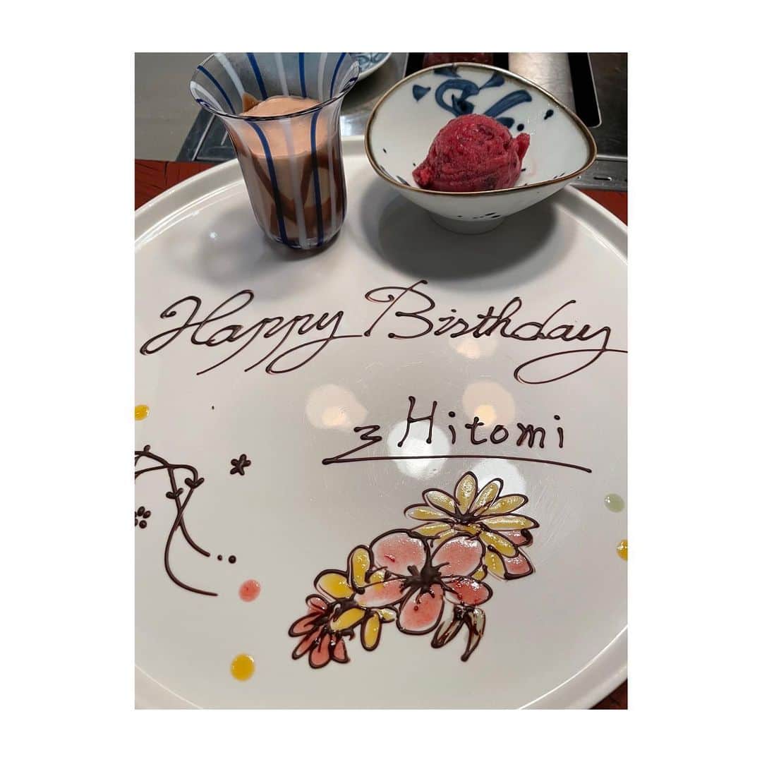 Hitomi（田中瞳）さんのインスタグラム写真 - (Hitomi（田中瞳）Instagram)「先日、忙しい中、杏梨がお誕生日をお祝いしてくれた🥂 すごい美味しい焼肉屋さんでお腹も心も大満足❤️そしてすごく可愛いGUCCIのサンダルをくれました🥹❤️ なかなか会えなくてもいつもたくさんの愛を感じます☺️ 杏梨の誕生日には私の愛をさらに届ける予定🤤いつもいつも本当にありがとう♥︎ラブです🫶 最後の写真は杏梨を待ってる時の自撮り🤣🤣🤣 #july18th #bestfriends #love #happiness」8月15日 13時33分 - official_hitomitanaka