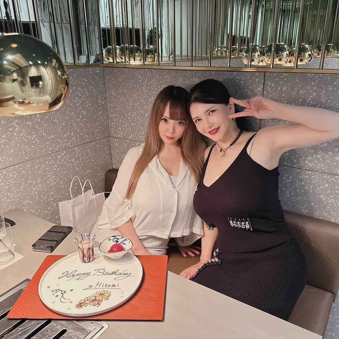 Hitomi（田中瞳）のインスタグラム：「先日、忙しい中、杏梨がお誕生日をお祝いしてくれた🥂 すごい美味しい焼肉屋さんでお腹も心も大満足❤️そしてすごく可愛いGUCCIのサンダルをくれました🥹❤️ なかなか会えなくてもいつもたくさんの愛を感じます☺️ 杏梨の誕生日には私の愛をさらに届ける予定🤤いつもいつも本当にありがとう♥︎ラブです🫶 最後の写真は杏梨を待ってる時の自撮り🤣🤣🤣 #july18th #bestfriends #love #happiness」