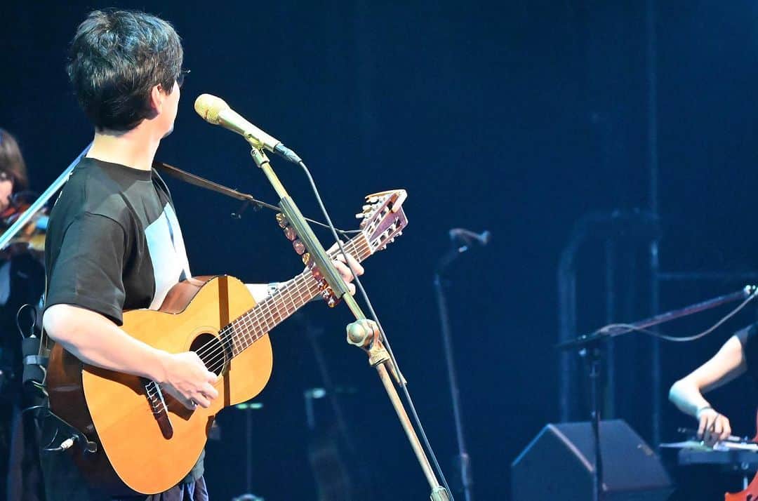 森山直太朗のインスタグラム：「* 先日 90本目の大分公演が終わりました！  鹿児島→東京 ライブエール生放送→大分  という怒涛の3日間でしたが 無事に終わり、一安心です‪☺︎‬‪  （ 実は大分から東京に戻る日は 乗るはずだった飛行機が欠航してしまって、バタバタではありましたが より一層ツアーの思い出が濃くなって良かったです☺️ 無事にその日に帰京出来ました！）  ライブエールではたくさんの素晴らしいアーティストの方たちとの共演でした(*^^*)！  本番前にストーリーに載せた直太朗さんの動画も皆さん喜んで頂けて良かったです！  またみなさんに喜んでもらえるような写真や動画も引き続き撮影していきますね📸  では、引き続きよろしくお願いします。  #20thアニバーサリーツアー #素晴らしい世界 #森山直太朗_素晴らしい世界 #森山直太朗 @naotaromoriyama  #ライブエール」
