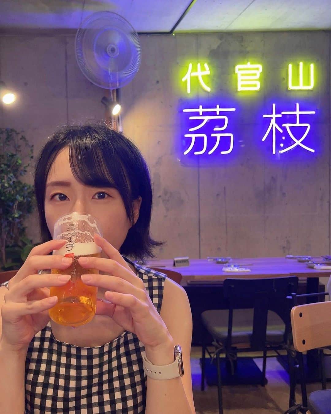 蒼井まやのインスタグラム：「. 今日はどこへ行こうか 今日はどこで飲もうか  ハピネスを求めて到着したのは…そう！代官山  おしゃれタウンに到着して緊張気味のまややん♡ さぁ今日も飲むぞ〜 駅からトコトコ歩いて3分くらい〜 「代官山ライチ」 建物がキュッと集まった広場みたいなところの地下にあります！  店内は最近流行りのネオ居酒屋感のある内装！ めちゃくちゃかわいい。おしゃれ。 どうやら中華酒場らしい！期待高まる！  今日はアラカルトで♪ まずはやっぱりビールでしょう🍻 ジム後だし蒸し暑い日だったので最高に染み渡るぅうう… はい、はぴねーす👼🩵  お通しは海老の紹興酒漬け！ なにそれ絶対おいしいやつやん… 案の定これはあまりにもビール案件すぎた 速攻でビールなくなったのでおかわりです🍻  お食事は、ラムを使ったメニューがおすすめ！とのことで  ・豆豉ウフマヨ 300円 ・冷やしトマトのハーブ和え ・ラム肉ロースのたたき 800円 ・ラムパク餃子 550円 ・クリームチーズの豆板醤みそ漬け 500円 ・中華もろきゅう 450円  全体的にめちゃくちゃリーズナブル！すごい！ なのにめちゃくちゃハイクオリティ🥺  豆豉のウフマヨはこれ、食べてほしい… 元々ウフマヨ大好きなんだけどこの中華風のウフマヨ まっっじでお酒に合う。ハイボールめちゃすすんだ。  お店おすすめのラムはパクチーがよく合う💚 ラムパク餃子はめちゃくちゃお肉ぎっしりで満足感たっぷり！ このクオリティで550円は破格🤯  ラム肉ロースのたたきは麻辣ハーブソースが激ウマで 割と辛めのお味なんだけどラム肉の旨さ引き立ててくれてる！ 個人的にめちゃくちゃ好きだった。 またまたハイボールすすんじゃったよねハピネス🤘  お酒は中華っぽいメニューが多くてかわいくて チャイナブルーは夏にぴったりなビジュアルで（まややんカラー） トマトライムサワーがとても飲みやすくてクセになる味だった🍅  店内そこまで広くないんだけど半地下で雰囲気良くて ゆったり飲めたのすごくよかった〜  🎪代官山ライチ 📍東京都渋谷区猿楽町26-2 SARUGAKU C棟 B1F 🚃代官山駅 徒歩3分」