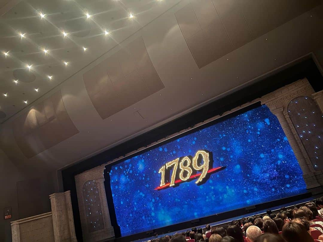 近藤英恵のインスタグラム：「1789納め。 滾る公演でした。 もっともっと観たかったけど、 これで見納め🇫🇷  ご一緒してくださった方 貴重なチケットを手配頂いた方 本当にありがとうございます✨  悔いのない革命でした🇫🇷🔥  私にも紋章はないので 添え物のグリーンを🌿 これからは希望の印として ご迷惑にならぬ範囲で 手に持って歌おうと思います🔥  🌿 👌  #1789 #1789バスティーユの恋人たち #次の再演はいつかな#またこんなに役者が揃うと良いな#🇫🇷#舞台のエネルギー#🌿#武器を持ち立ち上がれシトワイヤン #一緒に歌いたい気持ちを#ディナーのバーニャカウダにぶつける#はなちゃんの観劇日記」