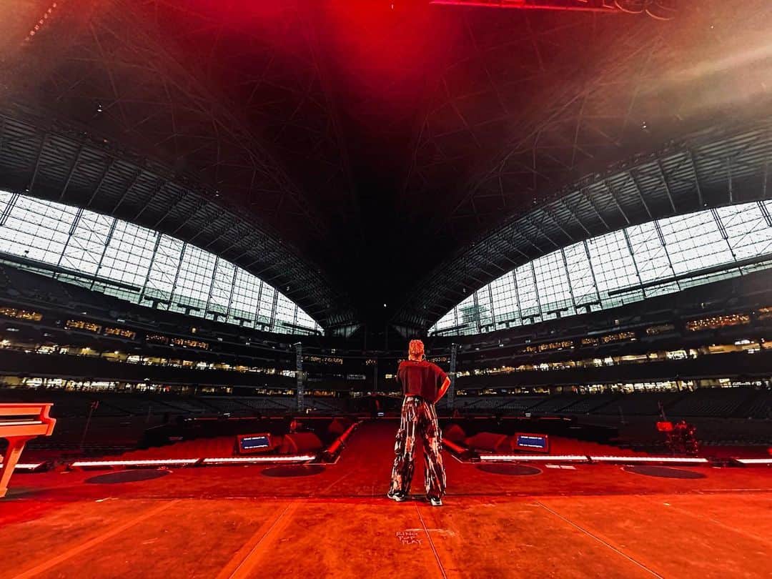 P!nk（ピンク）のインスタグラム：「Milwaukee. Sound check. I was just told that I am the very first female to ever headline a stadium in Wisconsin, and that we broke the attendance record. Sometimes I don’t know why they are looking at me when they tell me these things. I feel like saying… “me?? Are you sure??” Here’s what I have to say about all of this. I’ll try to keep it short. I am a little fiery ball of gratitude catapulting around the world trying to spread love and truth and the courage to feel everything we can feel. I am full to the brim with real love for you all. I look at your faces and I see smiles and tears and wrinkles and laughter and real pain. And we get to share all of that together. And we have history, too. We’ve been doing this together for a while now. It means the world to me. It is never lost on me. We aren’t the cool kids, Thank God. We’re just gritty, magnificent humans, doing our best. Thank you for letting me in. #reallove #gratitude #webreakrecordsoverhere #summercarnivaltour2023 #fuckyeah」