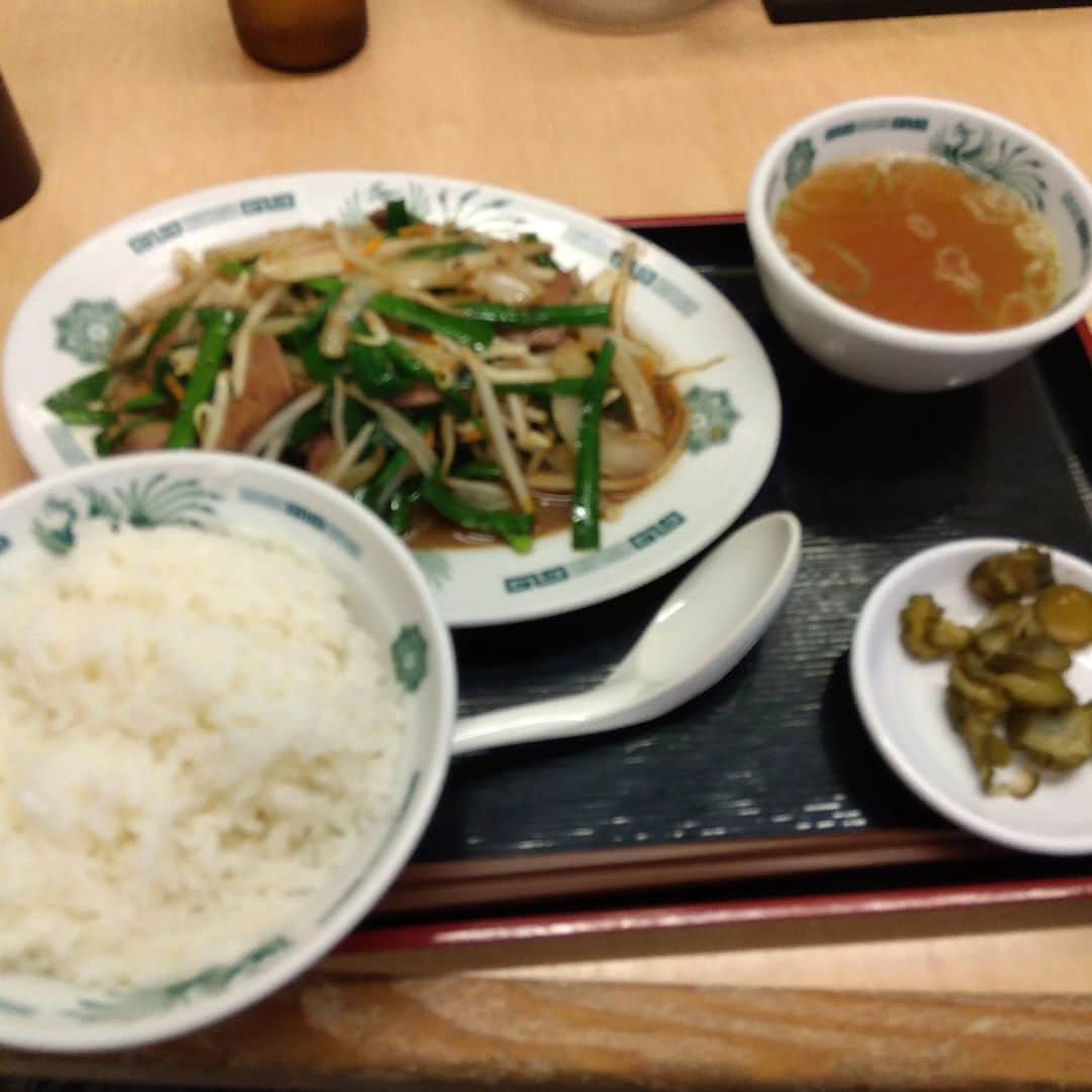 佐久田俊行のインスタグラム：「プライドを捨てなくても、メシが食える。 これはとても大事なこと。  密かに尊敬している某先輩達から学びました。  #日高屋」