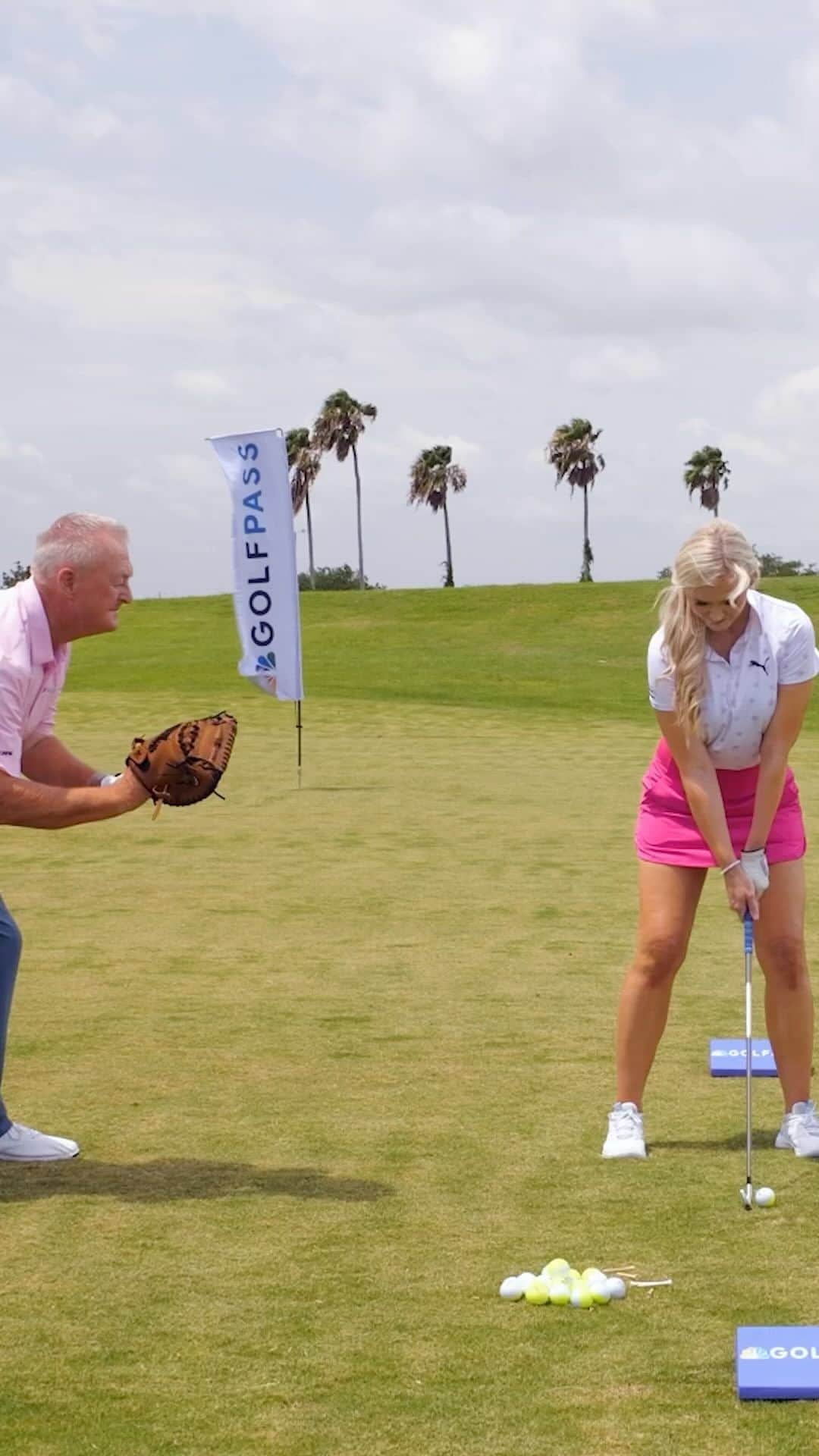 ブレア・オニールのインスタグラム：「Hey batter batter swing! ⚾️ @blaironealgolf and @martinhallgolf show you how a catcher’s mitt can help you make solid contact with the ball!   Watch new episodes of “School of Golf” every Monday with the link in our bio!」