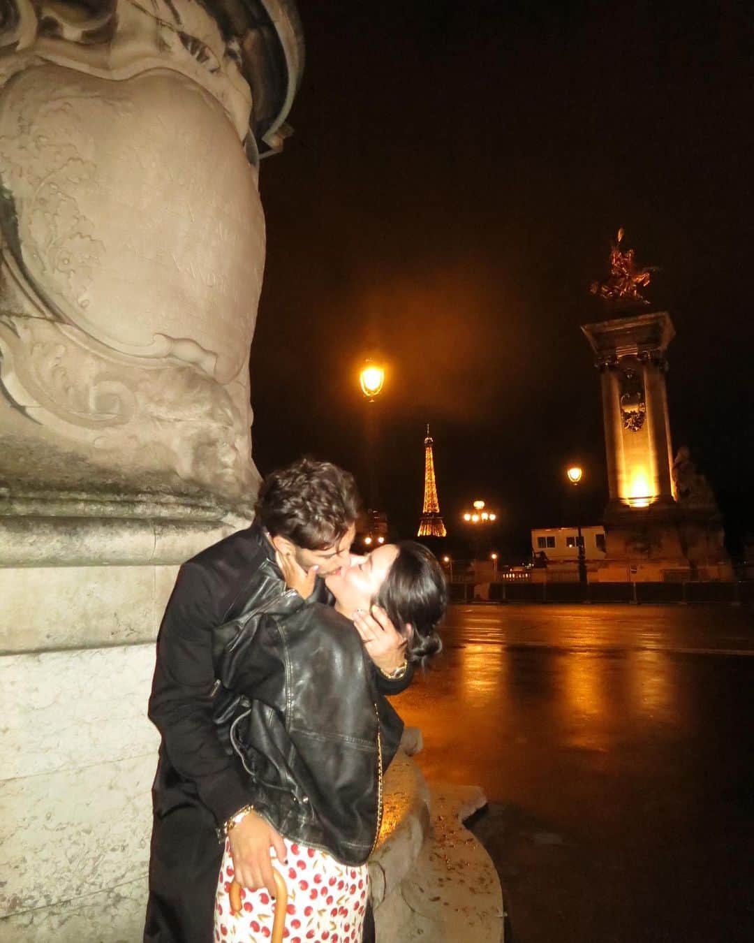 シエラ・ラミレスのインスタグラム：「is french kissing in france just called kissing? 💋」